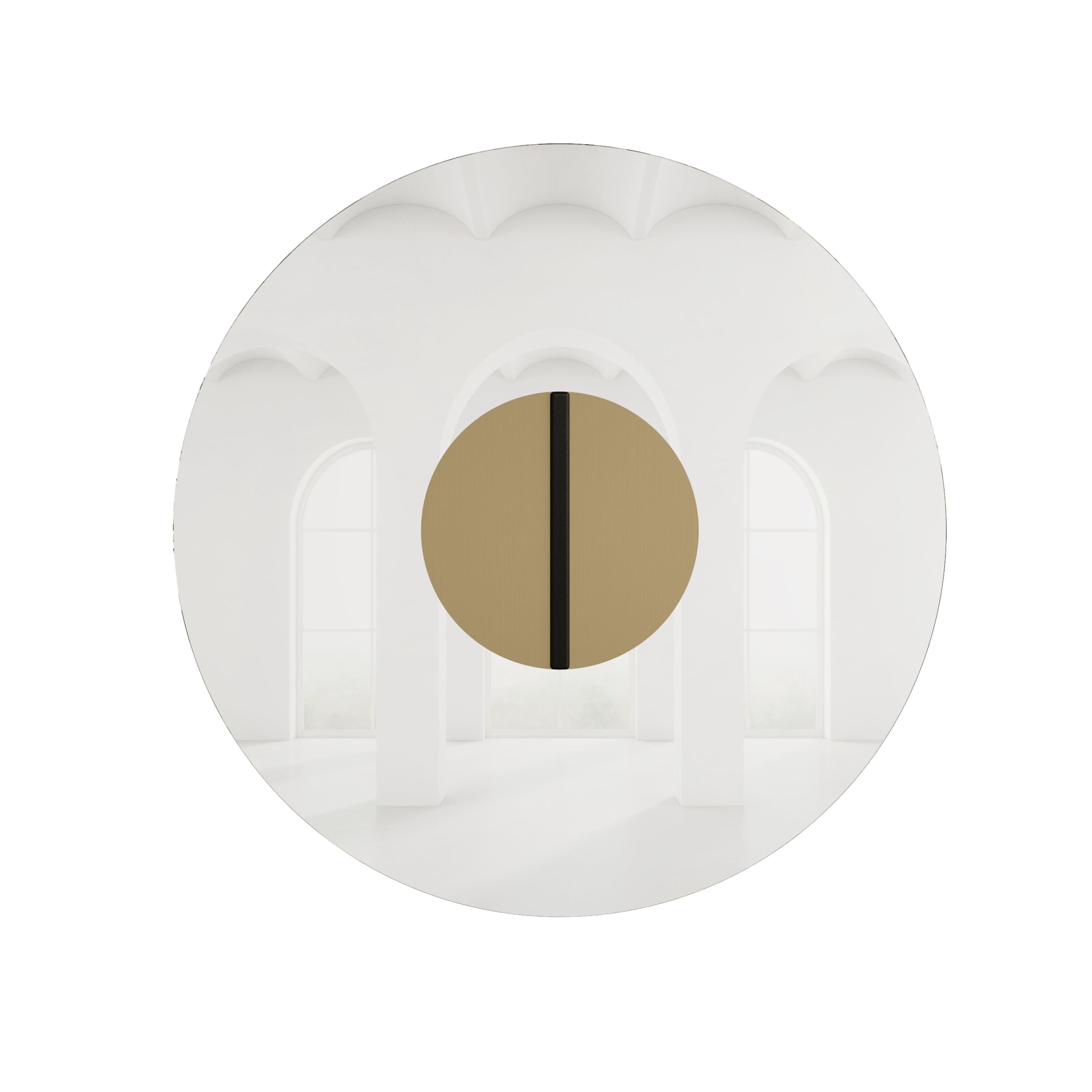 Eleva tu interior con el Espejo GOA, una sorprendente fusión de diseño contemporáneo y sofisticación orgánica. Este espejo de pared redondo presenta un detalle circular central acabado en latón antiguo de color y chapa de madera VE08 satinada de