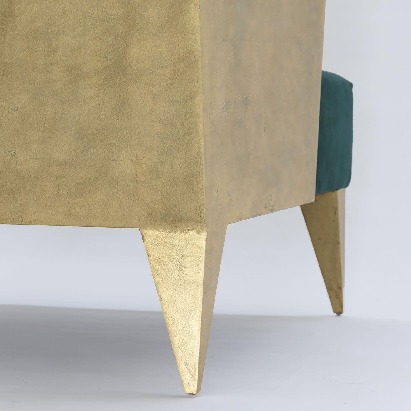 Strenge Profile treffen in diesem Sessel, in dem edle Farben und hochwertige MATERIALIEN triumphieren, auf eine besonders großzügige Polsterung. Die mit natürlichem Pergament und Blattgold überzogene Holzstruktur mit ihren spitz zulaufenden Füßen