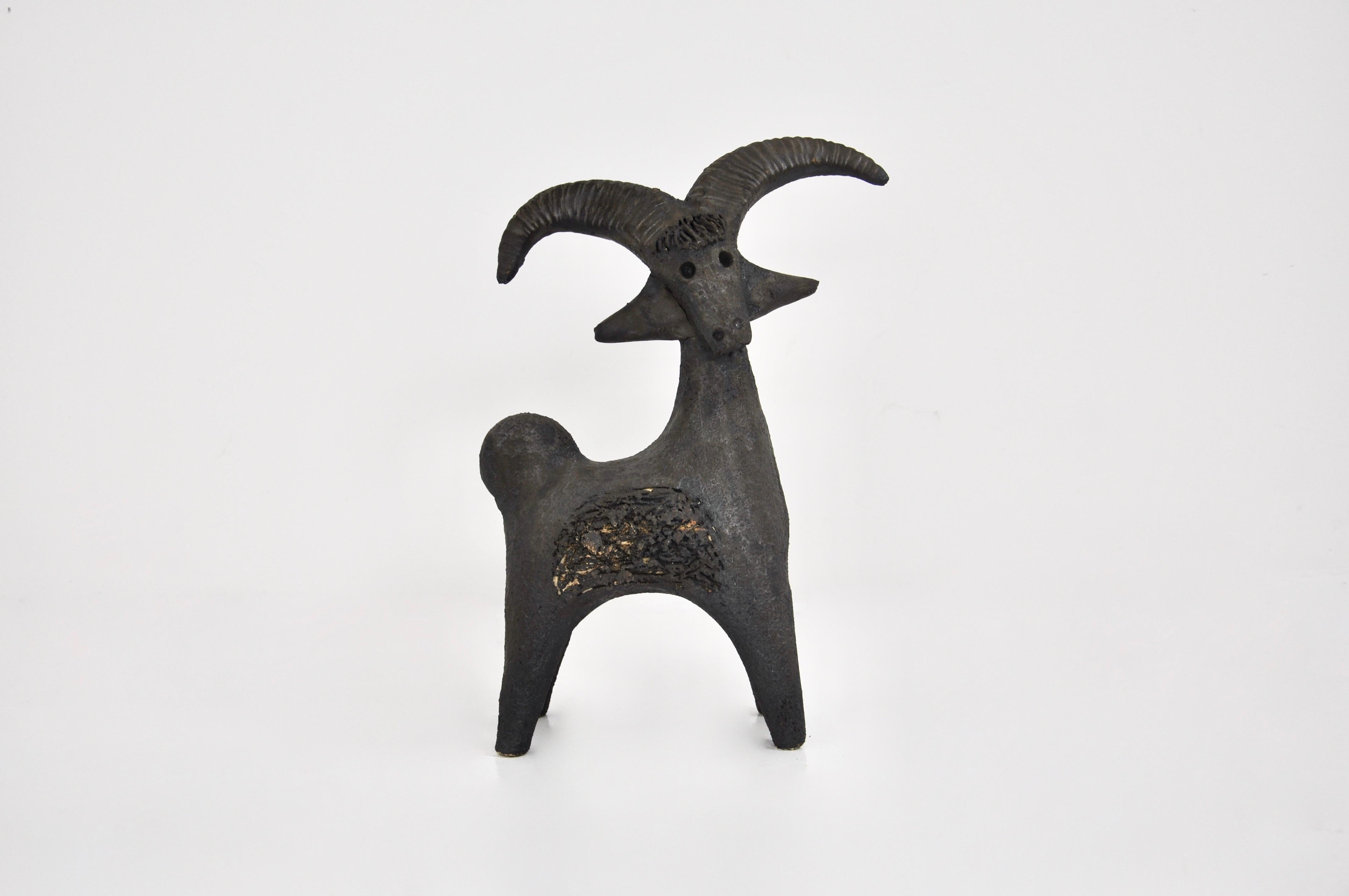 Keramik in Form einer Ziege mit dem Stempel Dominique Pouchain.