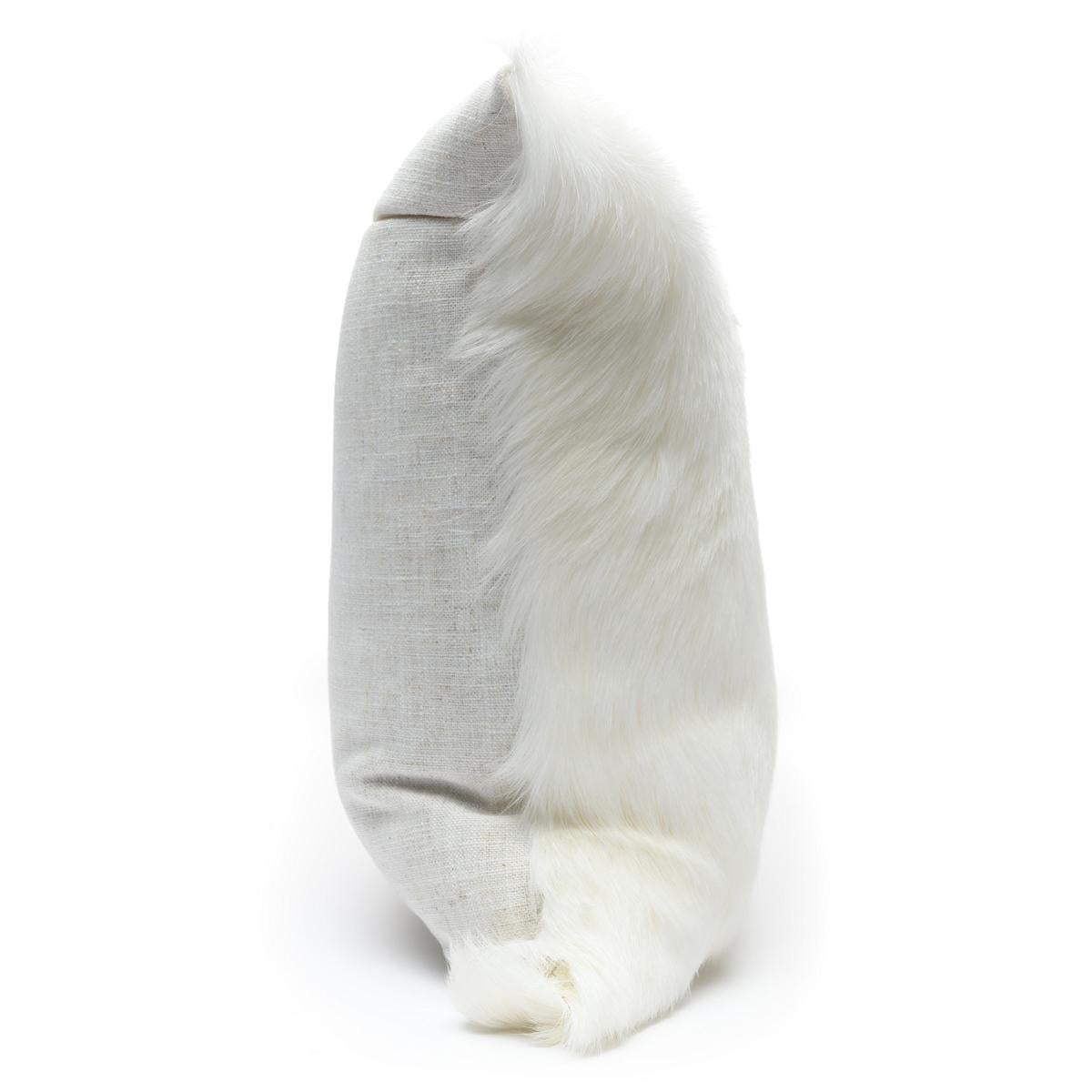 Bringen Sie exotische Elemente in Ihre Einrichtung mit diesem Kissen aus natürlichem weißem Ziegenhaar. Die australische Designerin Emily Barbara wählt jedes Ziegenfell persönlich aus, um die natürliche Schönheit der einzelnen Häute für jedes