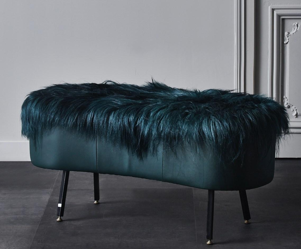 Curved stool in leather and green tainted goat fur. 4 black lacquered metal feet and brass.
Creation by Studio Glustin.