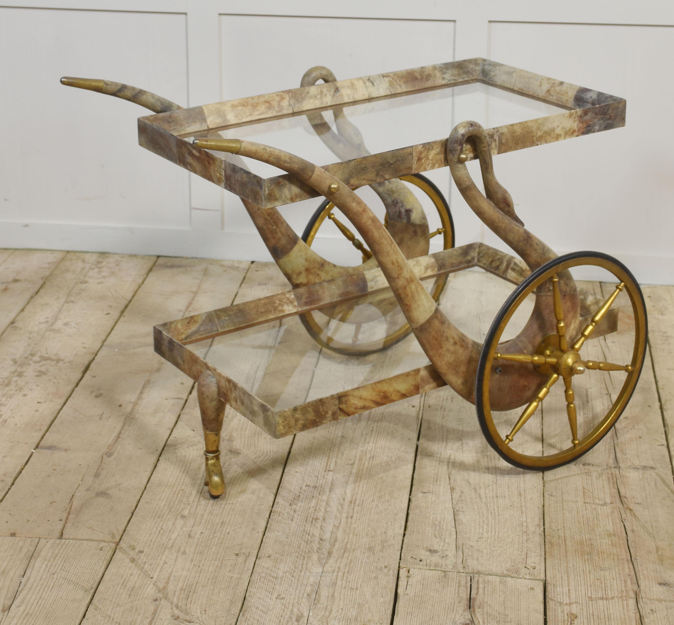 Chariot de bar Aldo Tura en peau de chèvre. Les deux étages vitrés reposent sur des supports en forme de cygne et sur des roues à rayons d'origine.
Dimensions
Hauteur 27 pouces
Largeur 36 pouces
Profondeur 25 pouces