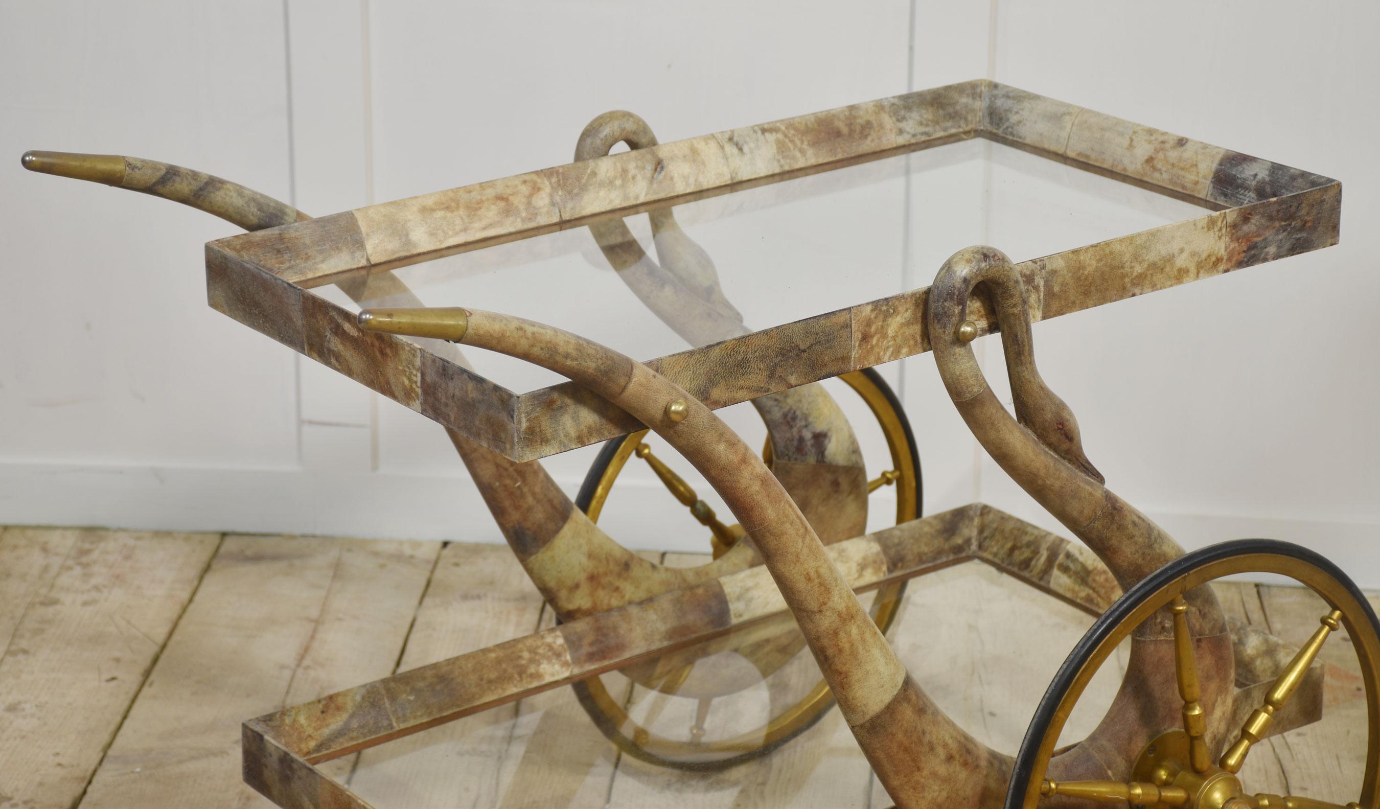 italien Chariot de bar ou de dessert en peau de chèvre et laiton par Aldo Tura en vente
