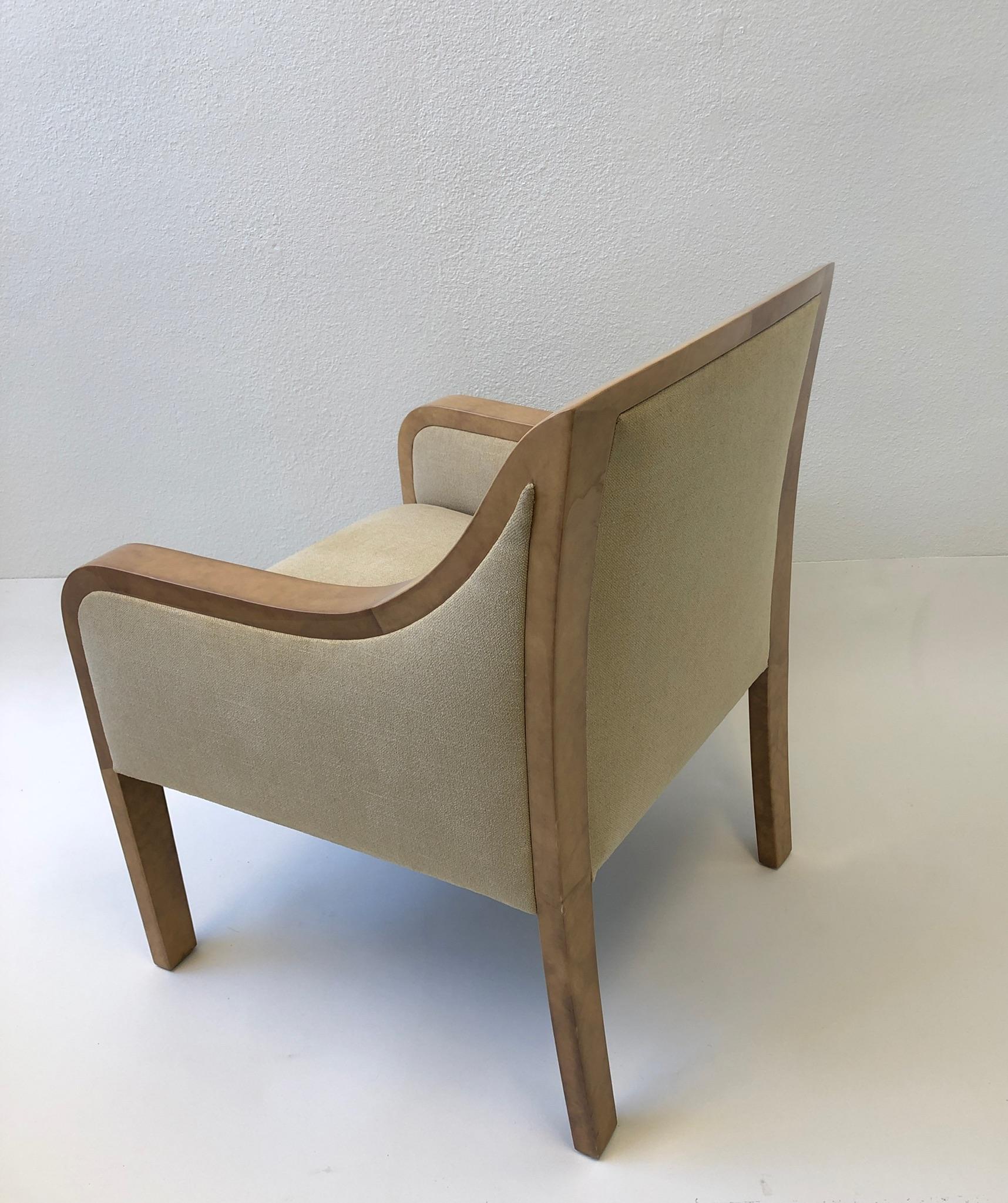 Moderne Chaise longue Regency en peau de chèvre et tissu à la manière de Karl Springer en vente