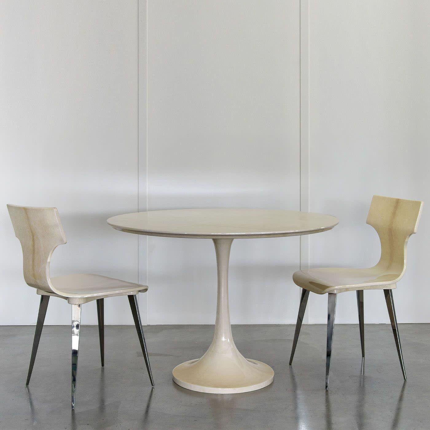 Faisant écho au design harmonieux et épuré du guéridon de Saarinen, ce modèle réécrit sa simplicité grâce à un superbe habillage complet en parchemin naturel. Une superbe finition brillante scelle la pièce, la rendant imperméable et mettant en