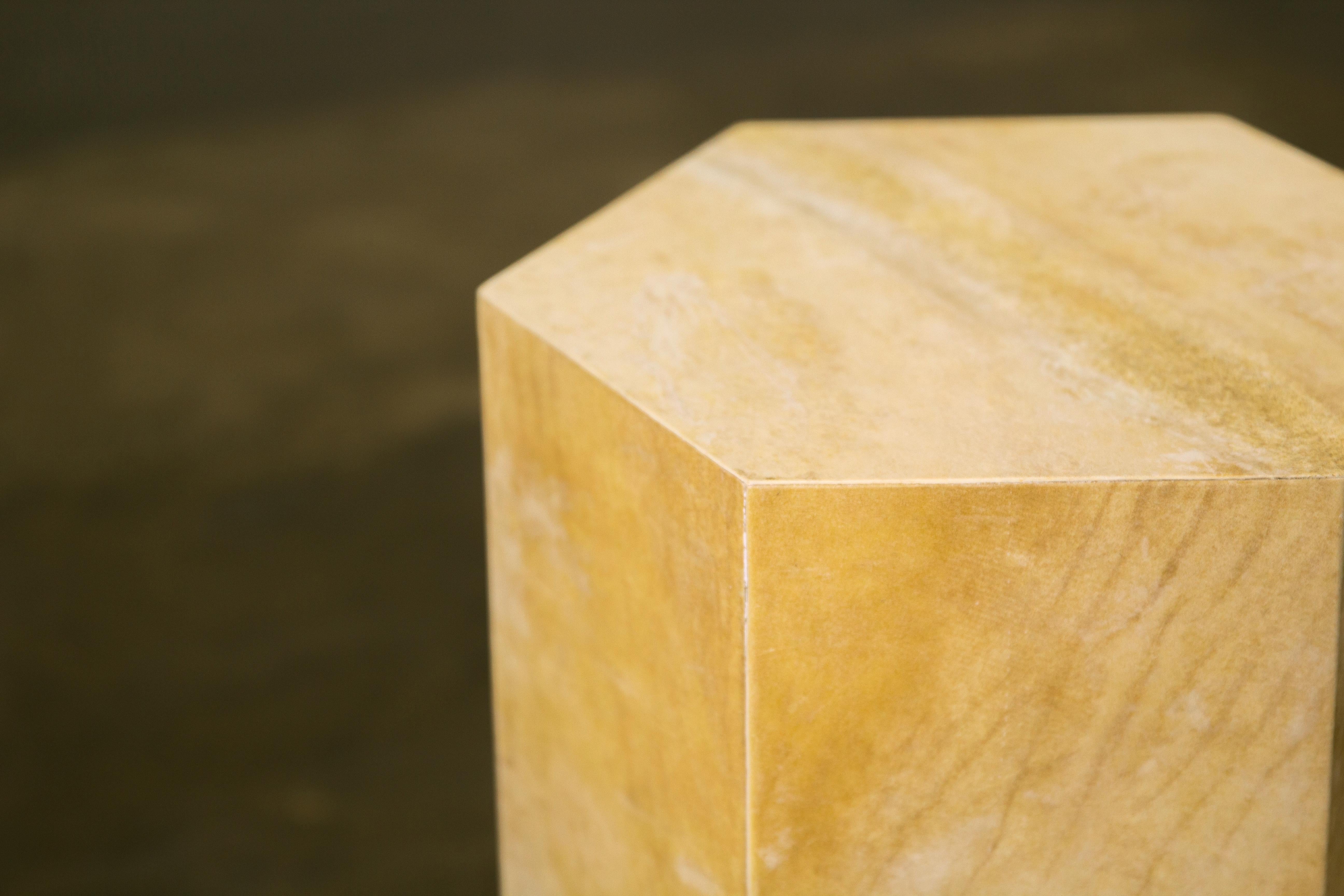 Mesa auxiliar minimalista moderna de piel de cabra de Costantini, Pergamino Hex 