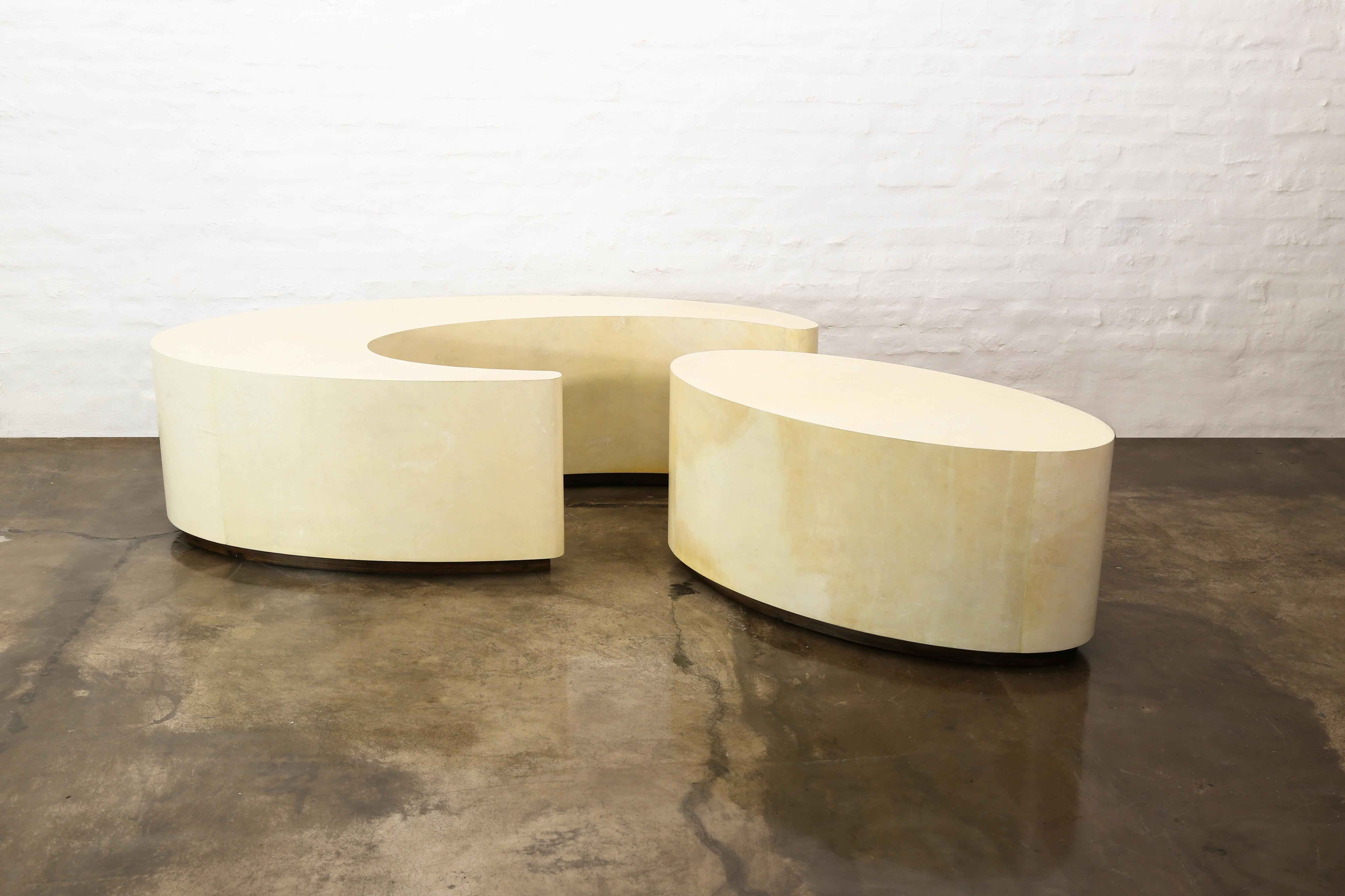 Moderne Tables basses gigognes sculpturales modernes parchemin de Costantini, Cadenza en vente