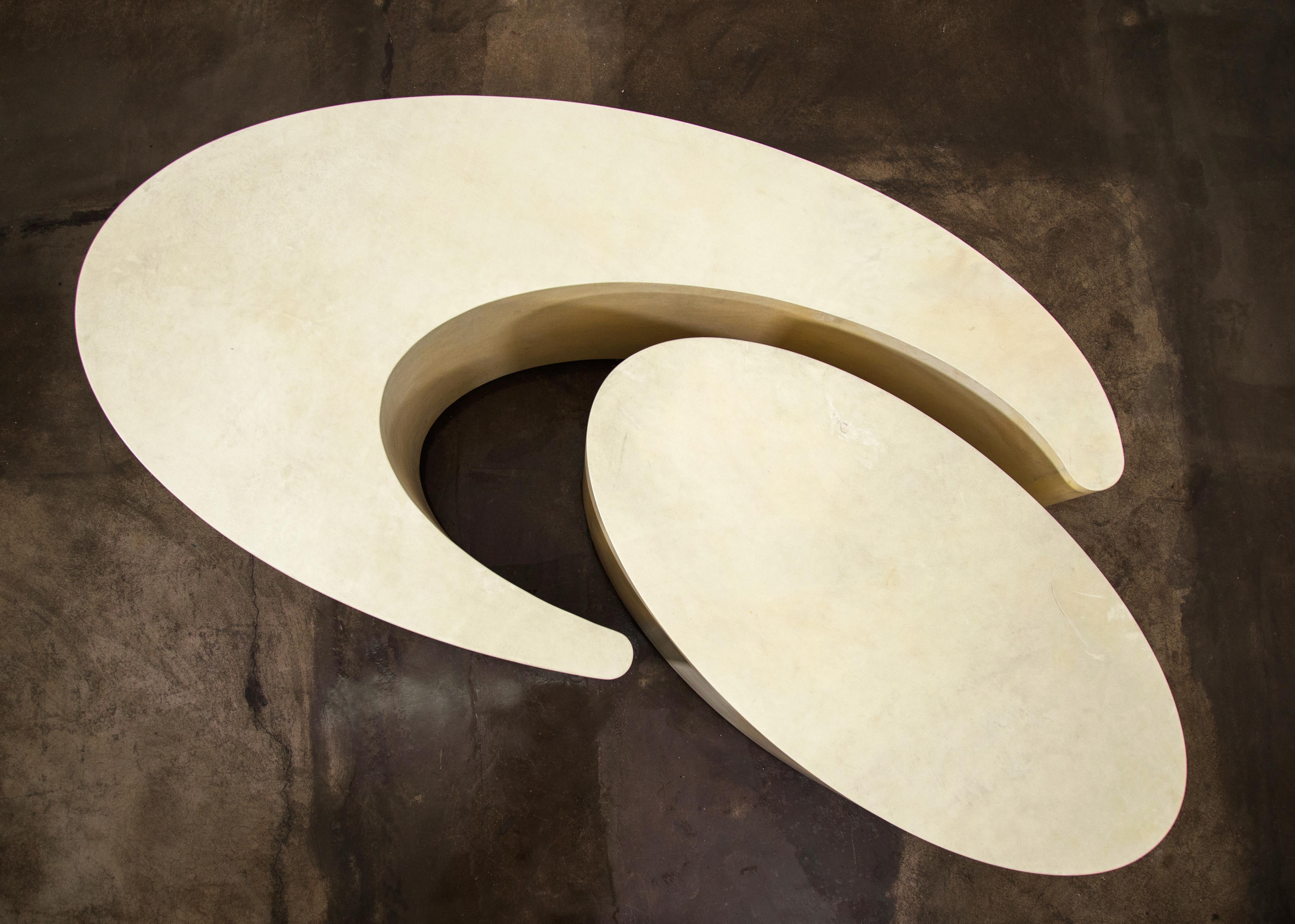 Travail du bois Tables basses gigognes sculpturales modernes parchemin de Costantini, Cadenza en vente