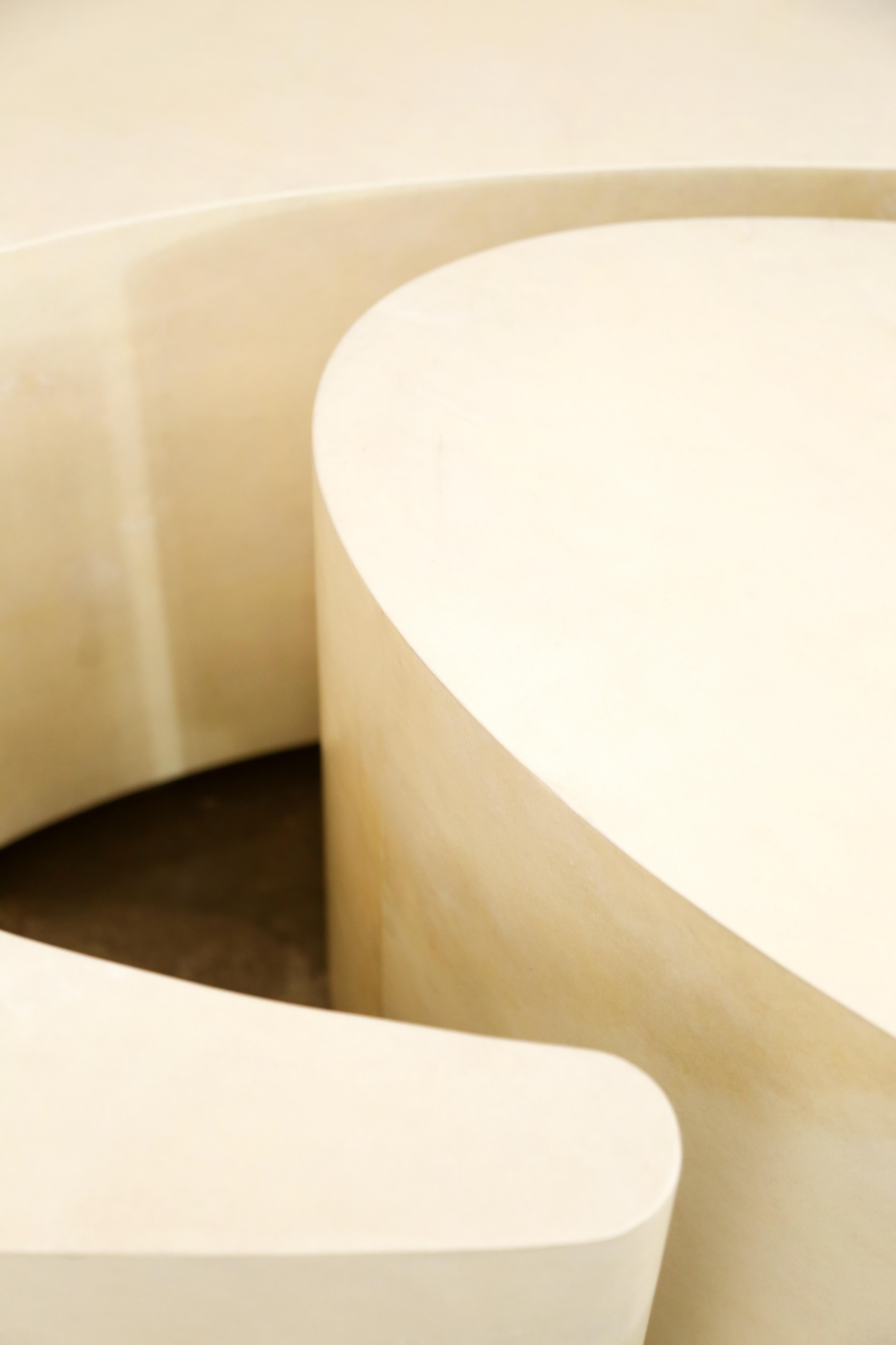 Cuir de chèvre Tables basses gigognes sculpturales modernes parchemin de Costantini, Cadenza en vente