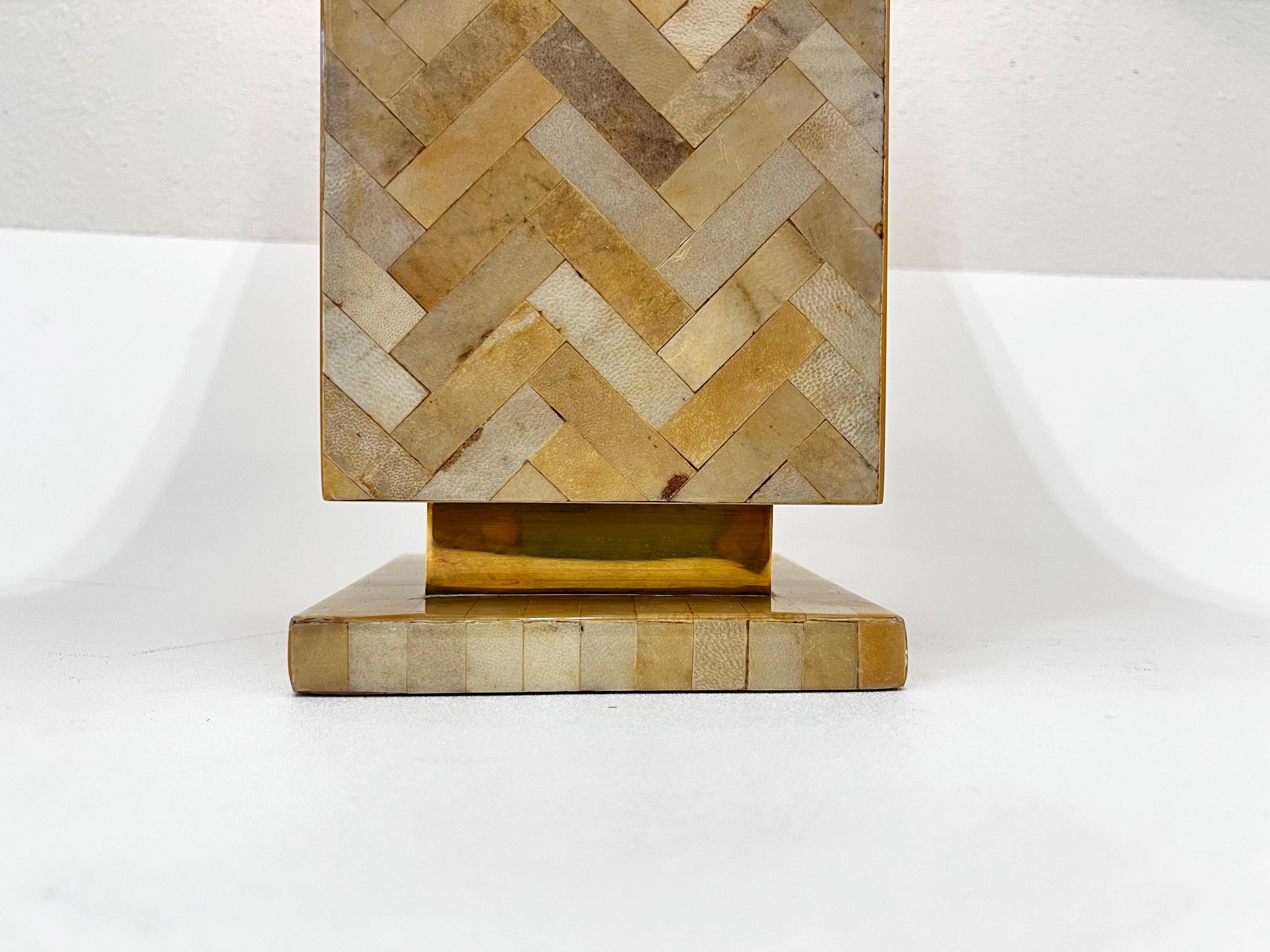 Lámpara de mesa de pergamino de piel de cabra y latón de Enrique Garcel finales del siglo XX en venta
