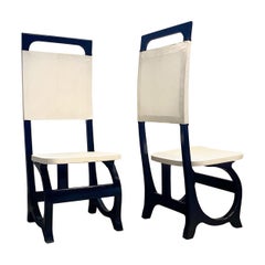 Paire de chaises d'appoint en chêne sculpté et en peau de chèvre, parchemin