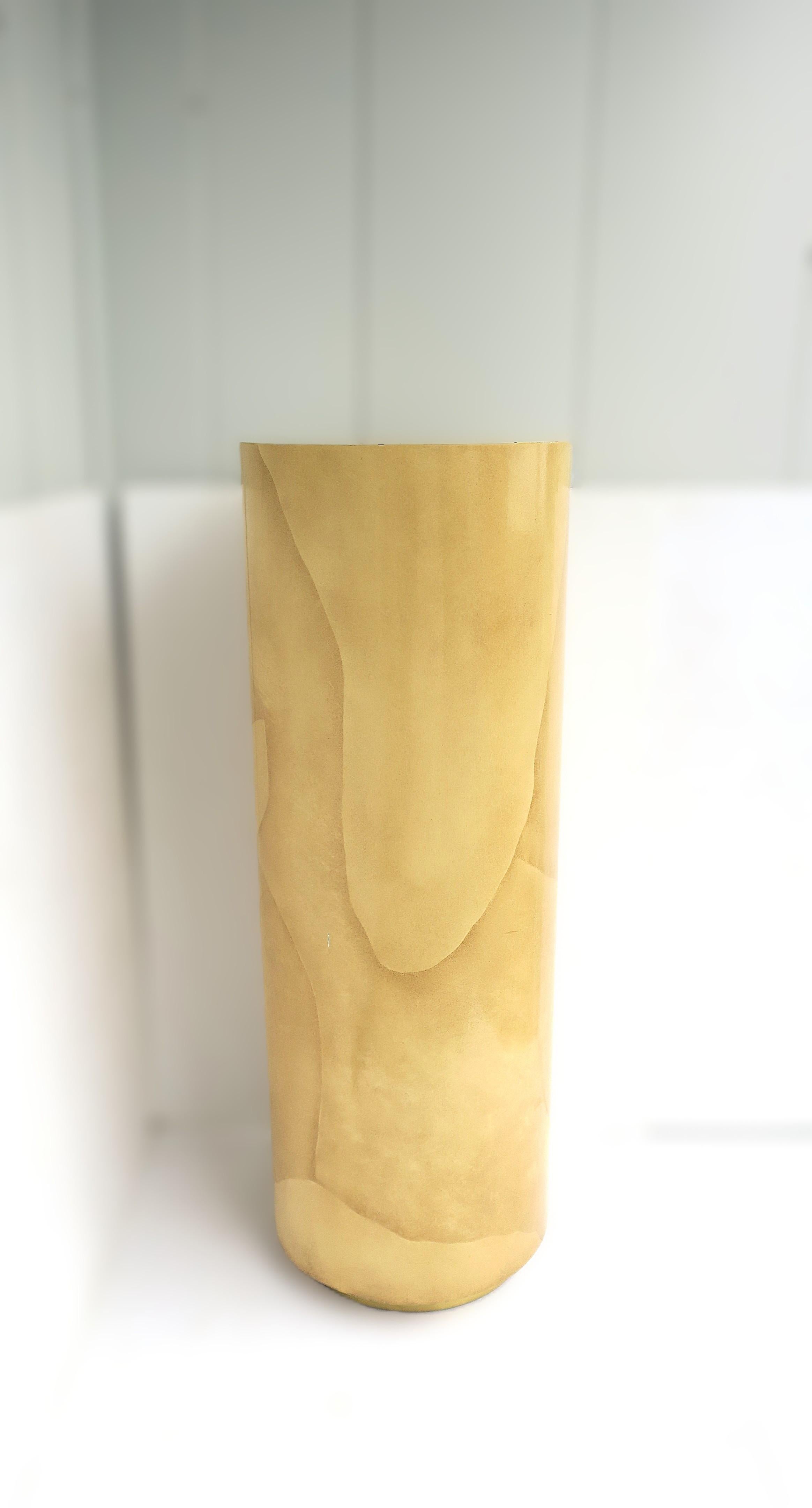 Colonne cylindrique à piédestal en peau de chèvre, dans le style moderne/la période moderne des années 70, dans le style du designer Karl Springer, vers la fin du XXe siècle, la fin des années 70, les années 80. La pièce est en peau de chèvre avec