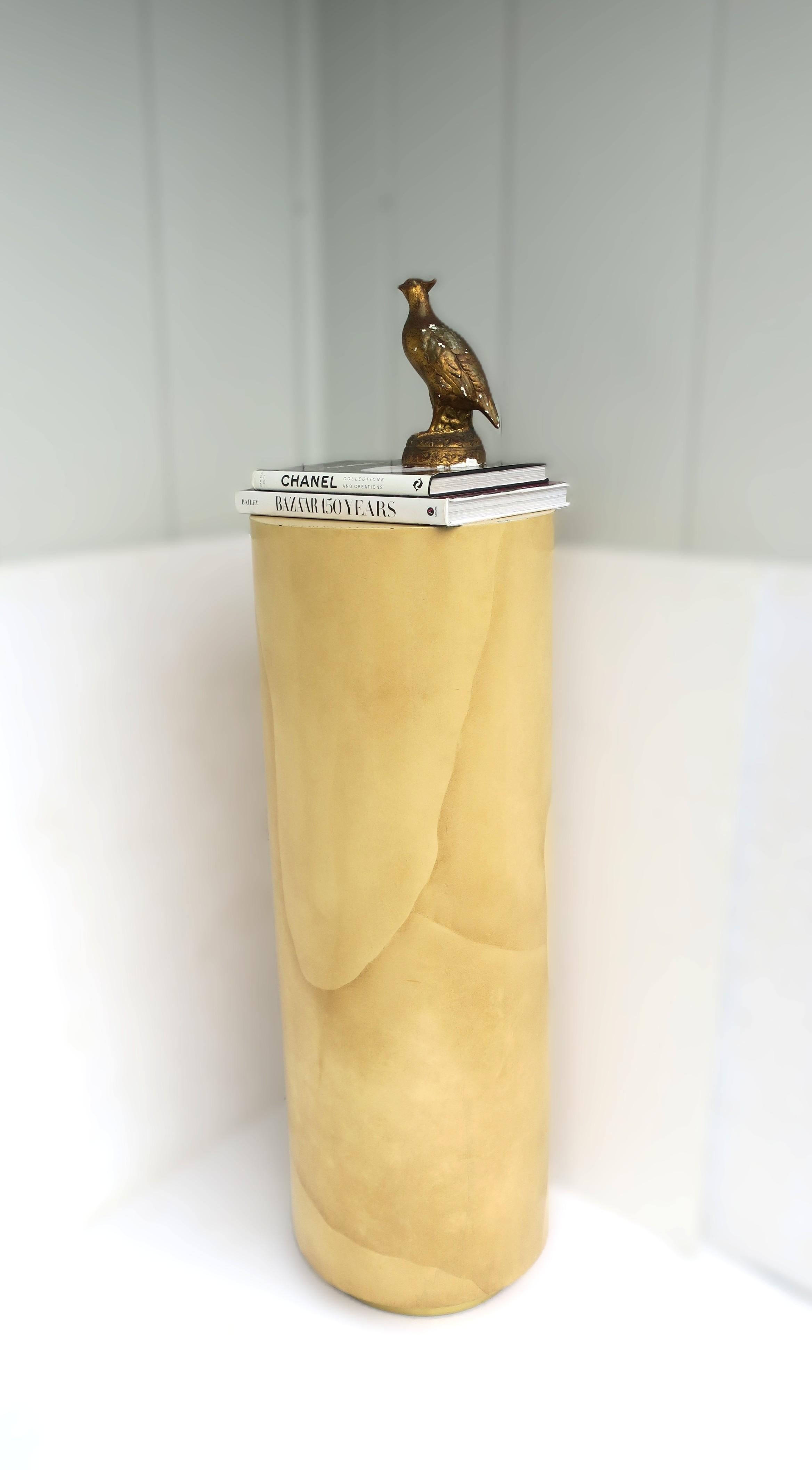 Cuir de chèvre Colonne à piédestal en peau de chèvre Style moderne, circa 1970 en vente
