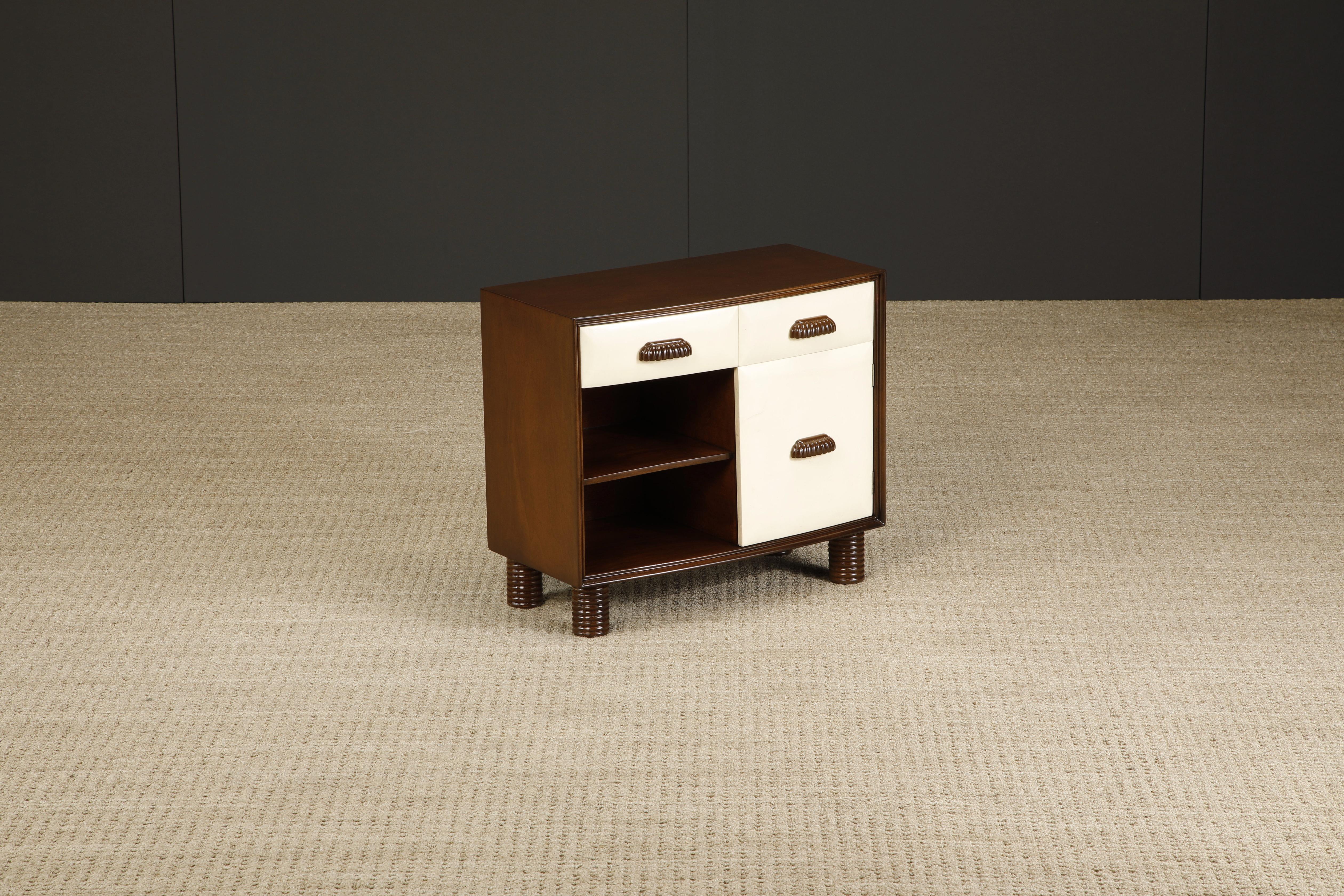 Cette petite armoire moderne italienne en peau de chèvre et noyer peut être utilisée comme table de nuit, table d'appoint ou d'extrémité, ou encore comme petite crédence autonome. 

Datant d'environ 70 ans, cette armoire des années 1950 dont le