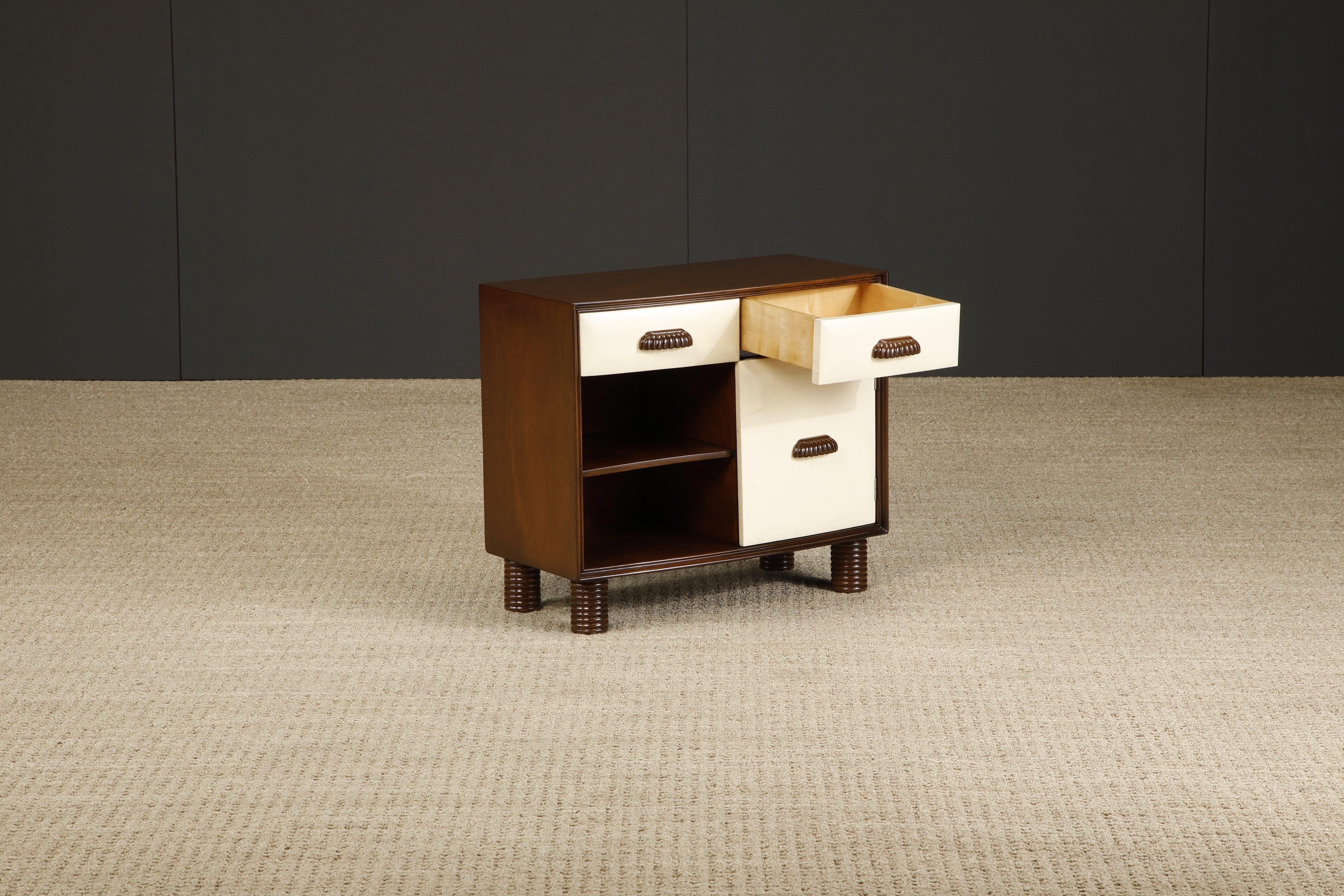 italien Petite armoire en peau de chèvre attribuée à Osvaldo Borsani, 1950 Italie, restaurée en vente