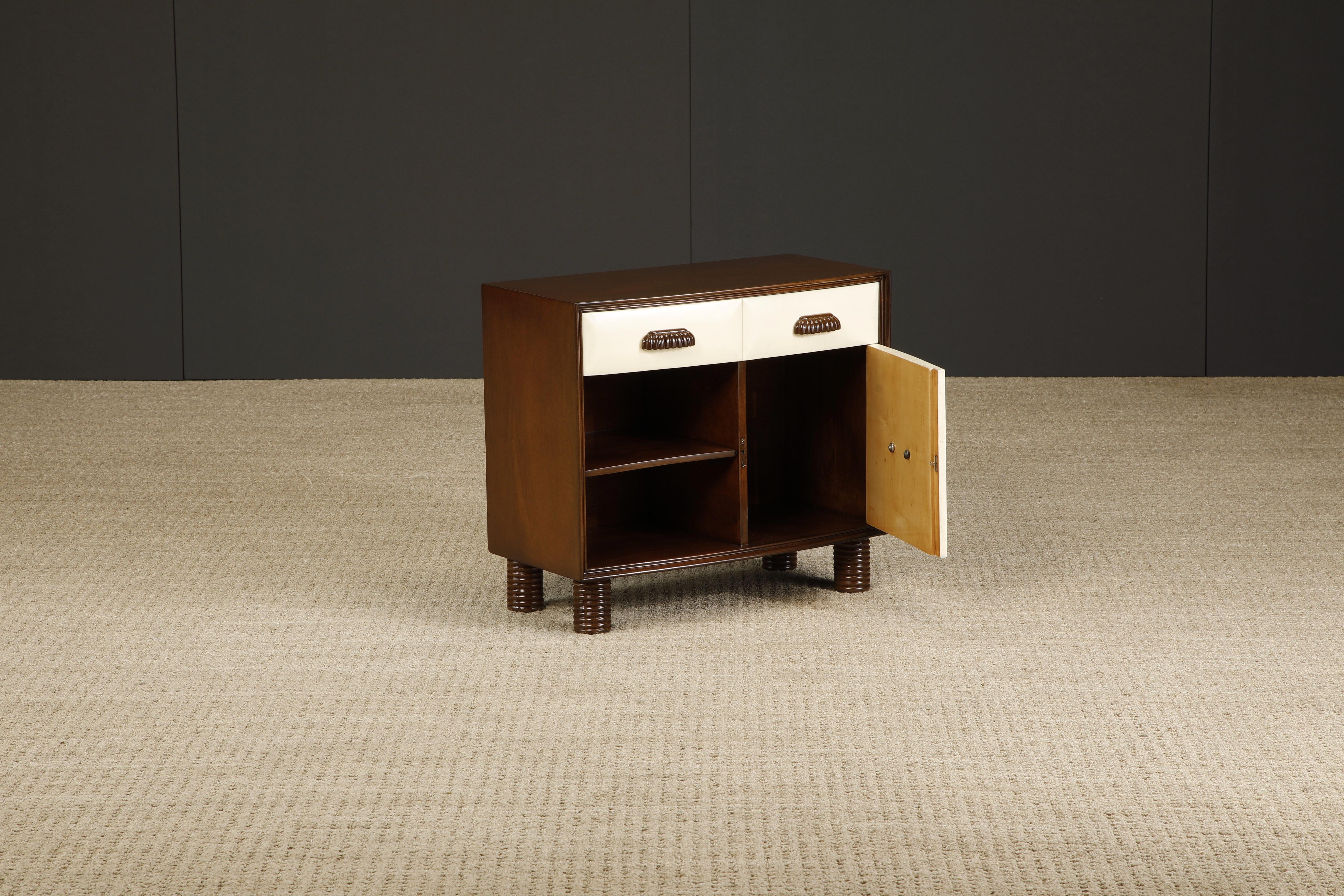 Petite armoire en peau de chèvre attribuée à Osvaldo Borsani, 1950 Italie, restaurée Excellent état - En vente à Los Angeles, CA