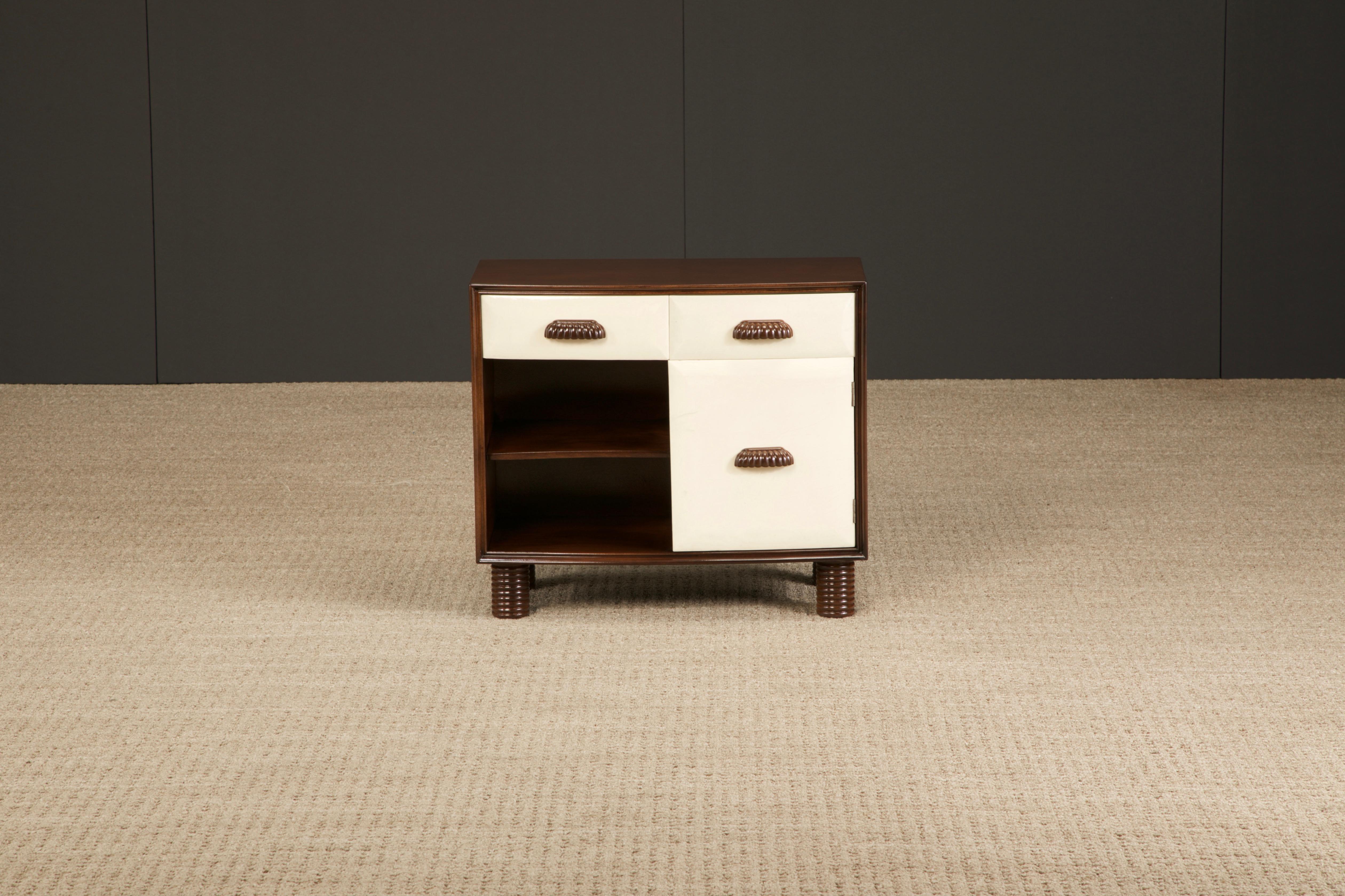 Petite armoire en peau de chèvre attribuée à Osvaldo Borsani, 1950 Italie, restaurée en vente 1