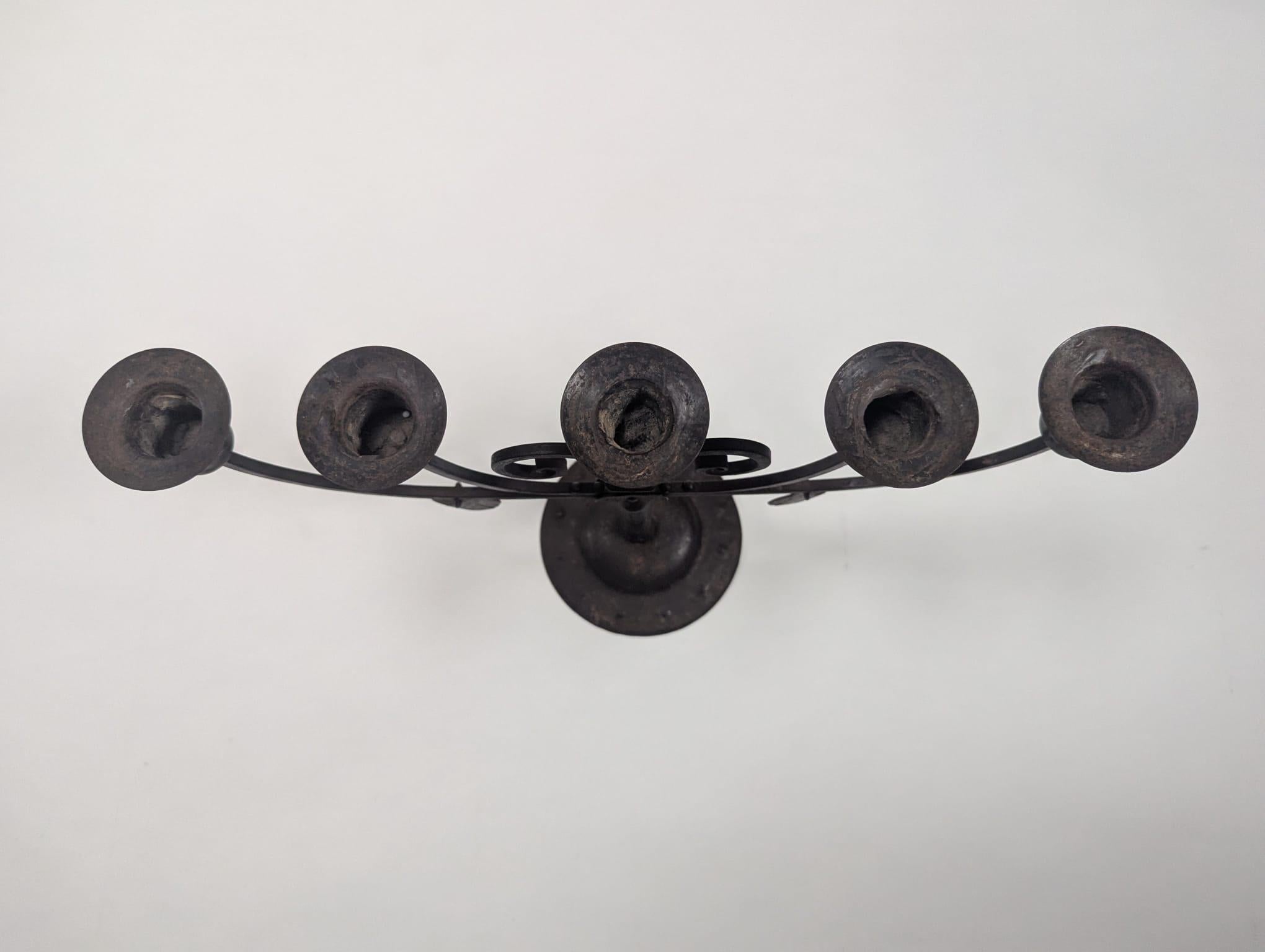 Tedesco Goberg Germania Hugo Berger. Candelabro in ferro a cinque rami realizzato a mano in stile Arts & Crafts. in vendita