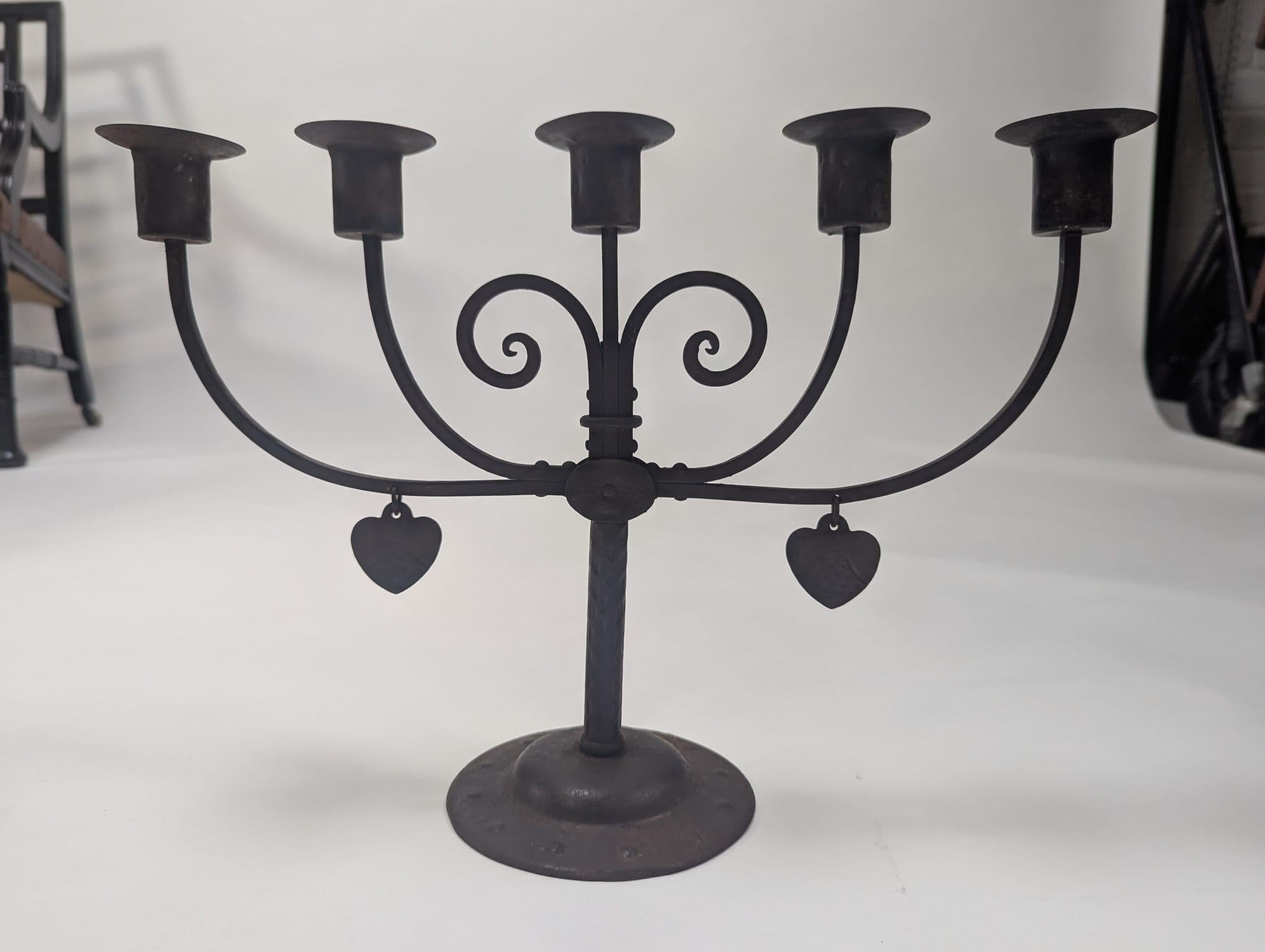 Goberg Germania. Un candelabro in ferro fatto a mano a cinque rami. Nel 1895 Hugo Berger (Goberg) avviò la sua prima fabbrica di ferri decorativi a Schmalkalden, in Germania. I lavori di Goberg rientrano nella tradizione Arts and Crafts e utilizzano