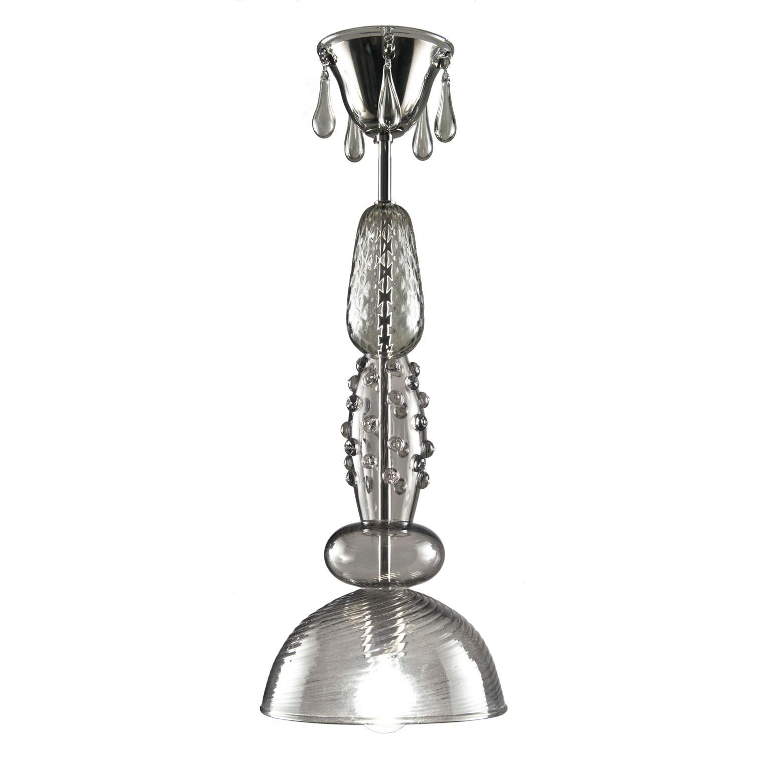 Lampada a sospensione artistica in vetro di Murano grigio di Multiforme.

La collezione di lampadari in vetro soffiato Goblin rappresenta un'innovazione assoluta nella produzione Multiforme. Questa lampada a sospensione in vetro veneziano è una