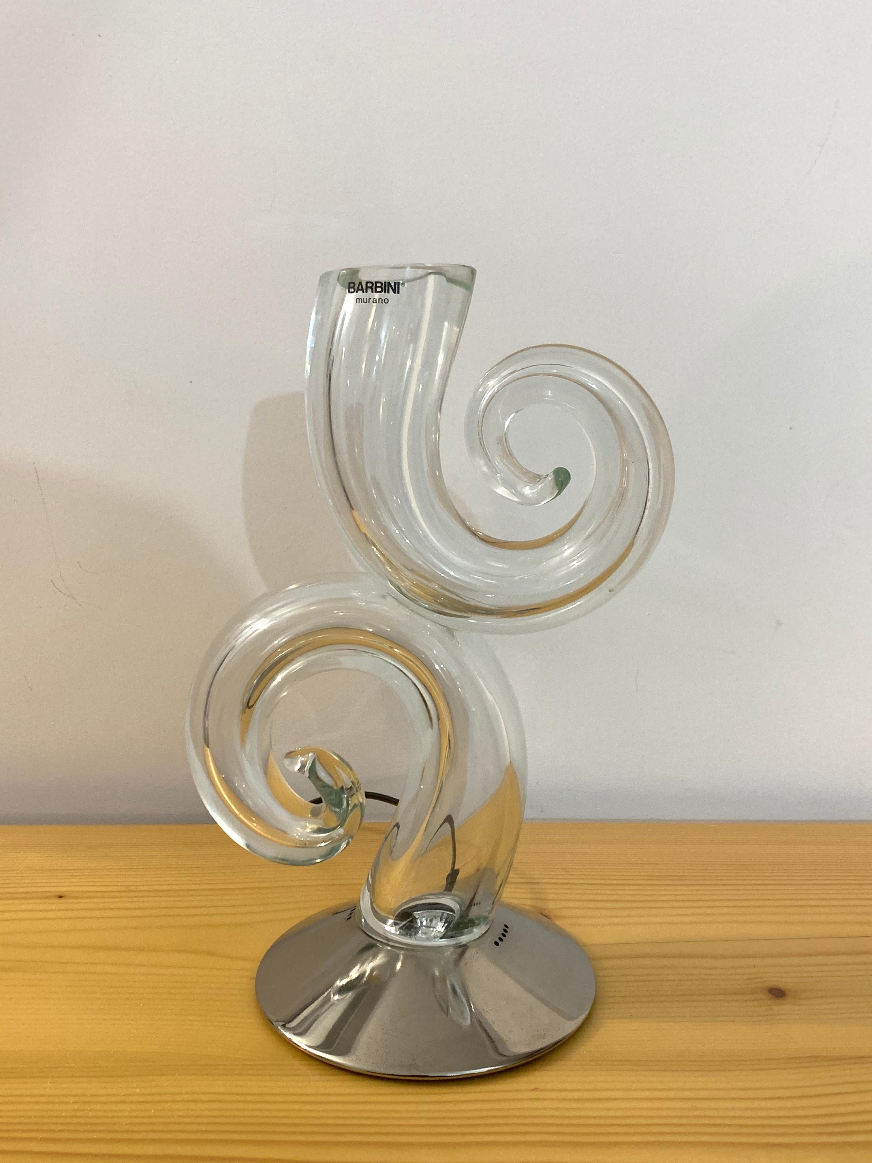 Lampe sculpture en verre de Murano, modèle Gocce di Luce, conçue et produite par Alfredo Barbini, vers 1980.
Signé et avec deux étiquettes originales.

Biographie
Alfredo Barbini (1912-2007), l'un des plus grands artistes du verre de Murano du