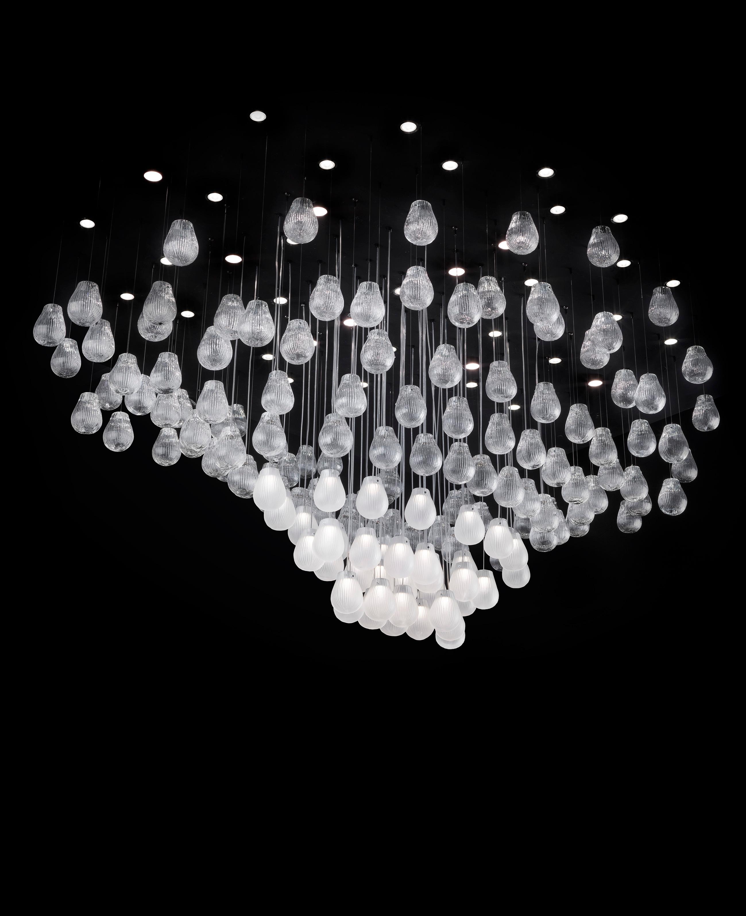 Lampada a sospensione Gocce Ellipse di Euroluce Lampadari
Dimensioni: D 160 x L 220 x H 95 cm.
Materiali: Metallo e vetro.

Disponibile in diversi colori. I prezzi possono variare. Tutte le nostre lampade possono essere cablate a seconda del Paese.