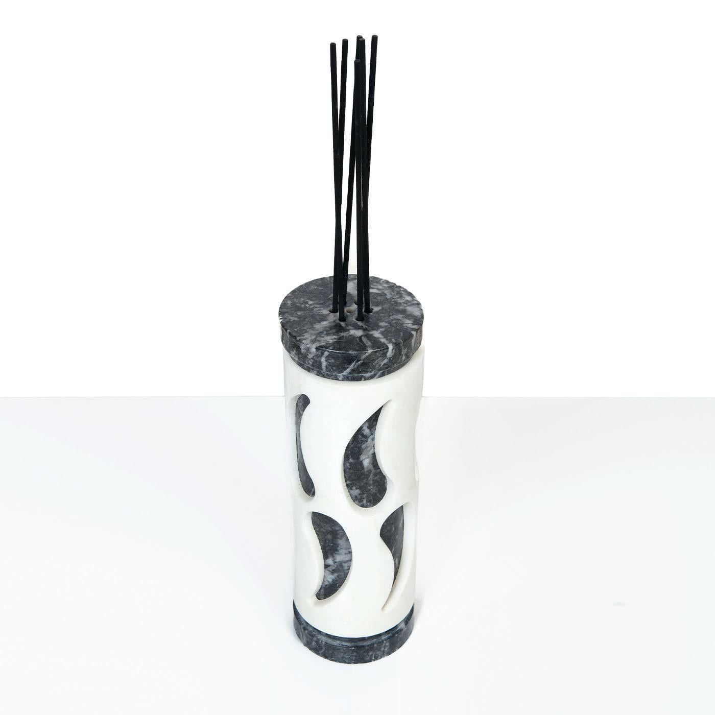 A marvelous design to display in any room of a contemporary interior, this cylindric diffuser is deftly handmade of gray Carnico and Statuario Carrara marble, following meticulous and traditional techniques of craftsmanship and engraving. Please