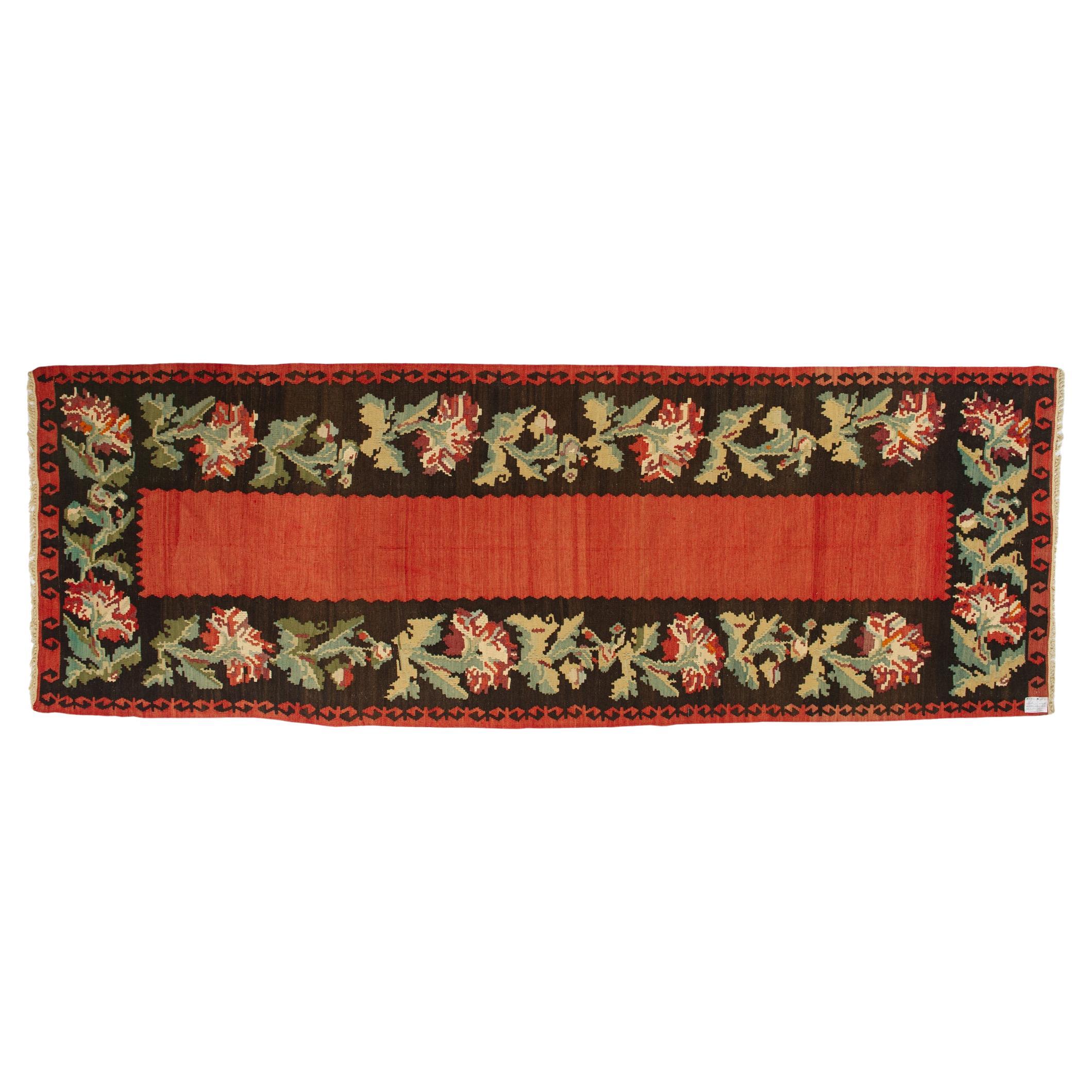 For this kilim: high black border with flowers and a plain red center part. Very elegant.
Settable also in a modern house: in order to change the point of view.