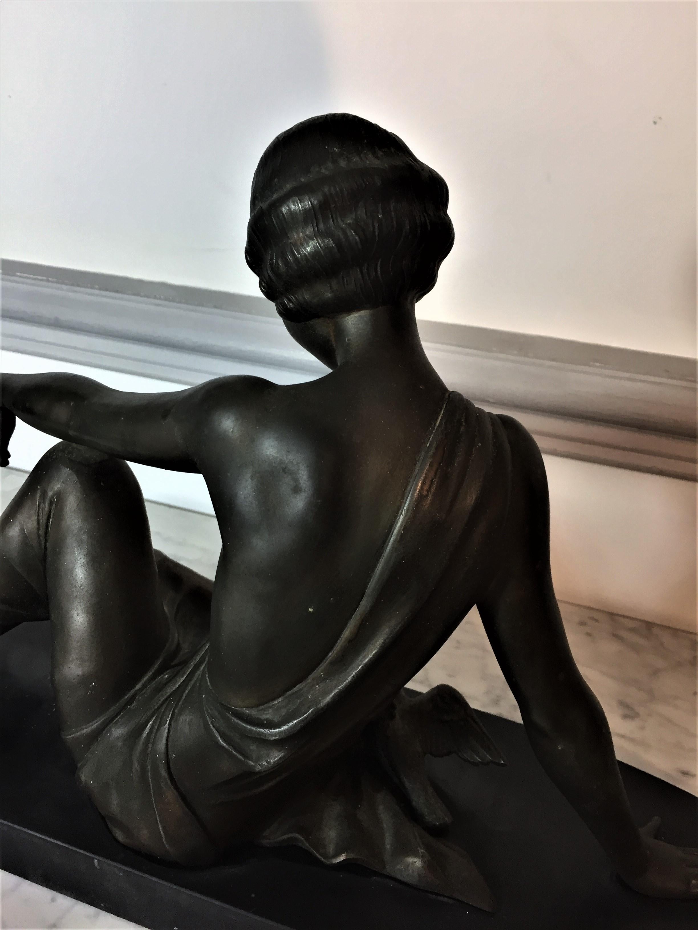 Sculpture Art déco « Femme assise avec des colombes » de Godard Armand en vente 3