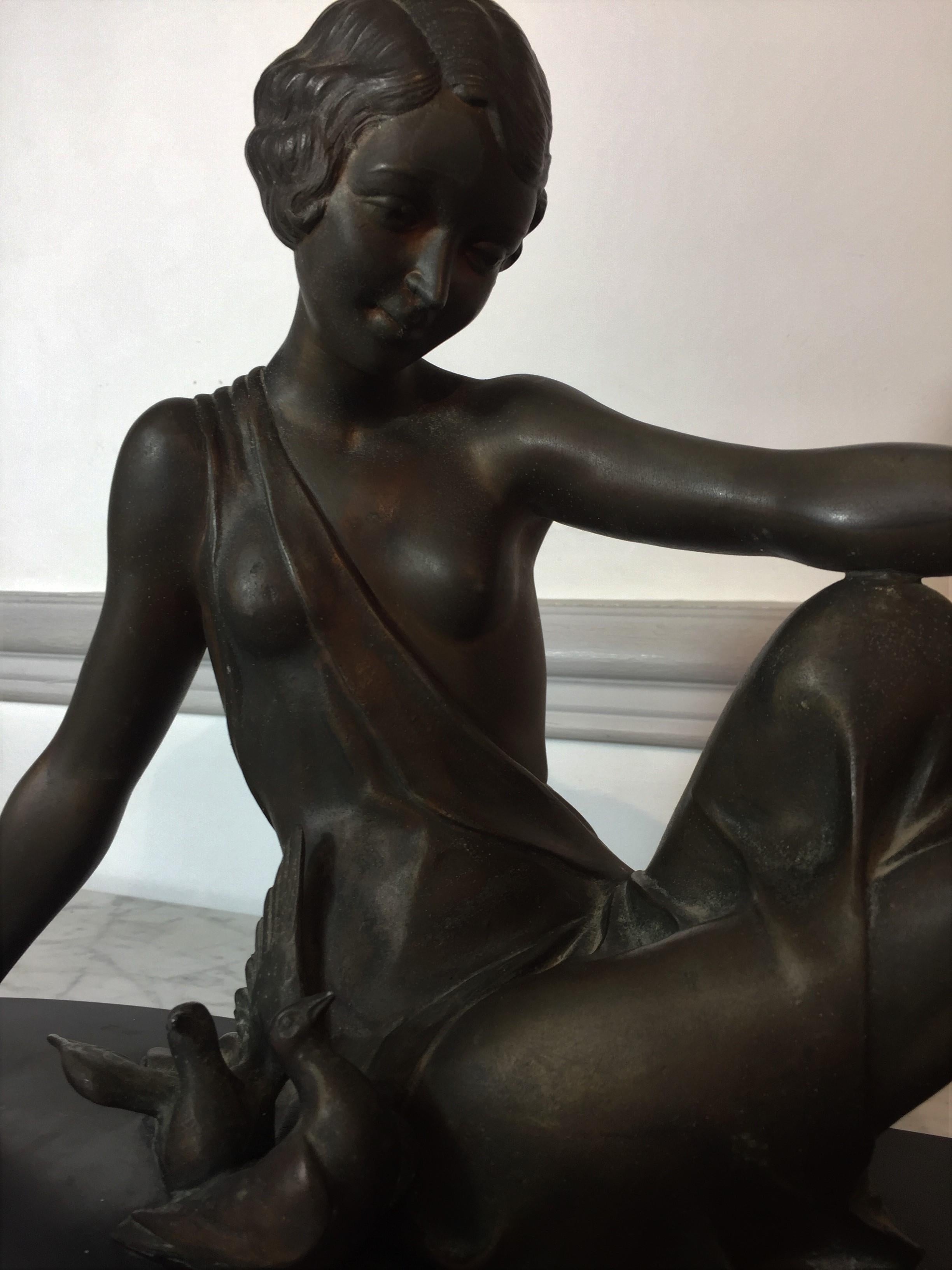 Sculpture Art déco « Femme assise avec des colombes » de Godard Armand en vente 4