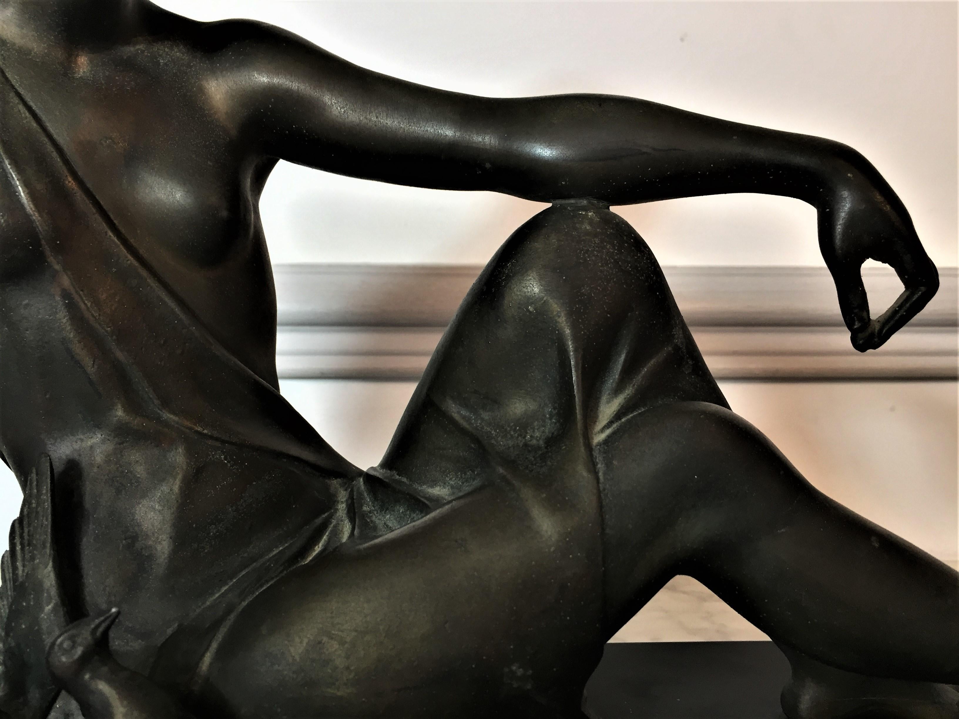 Sculpture Art déco « Femme assise avec des colombes » de Godard Armand en vente 5