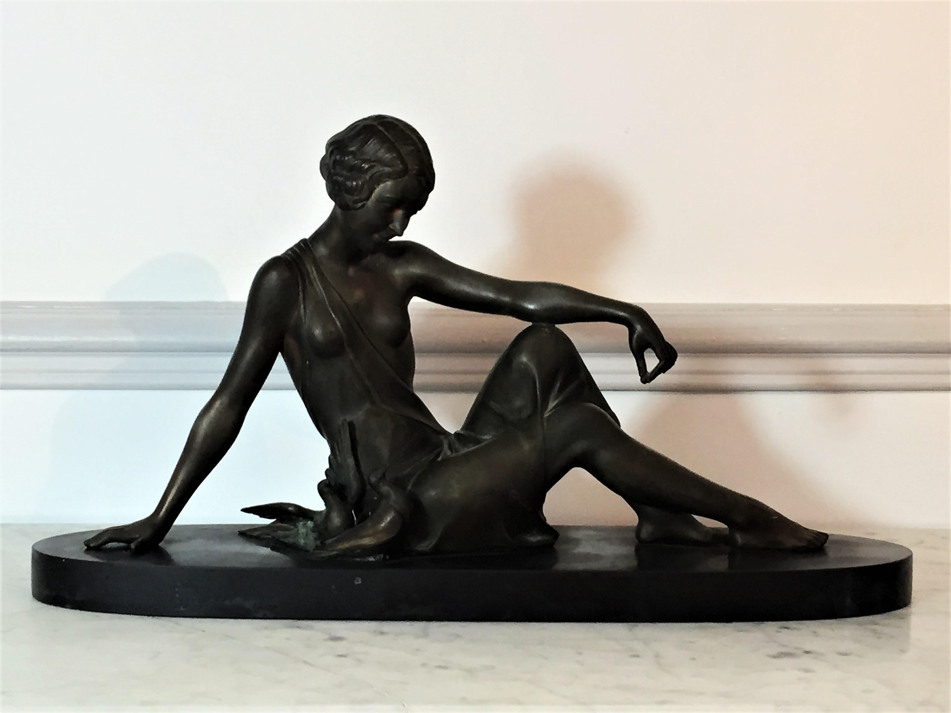 Sculpture Art déco « Femme assise avec des colombes » de Godard Armand en vente 7