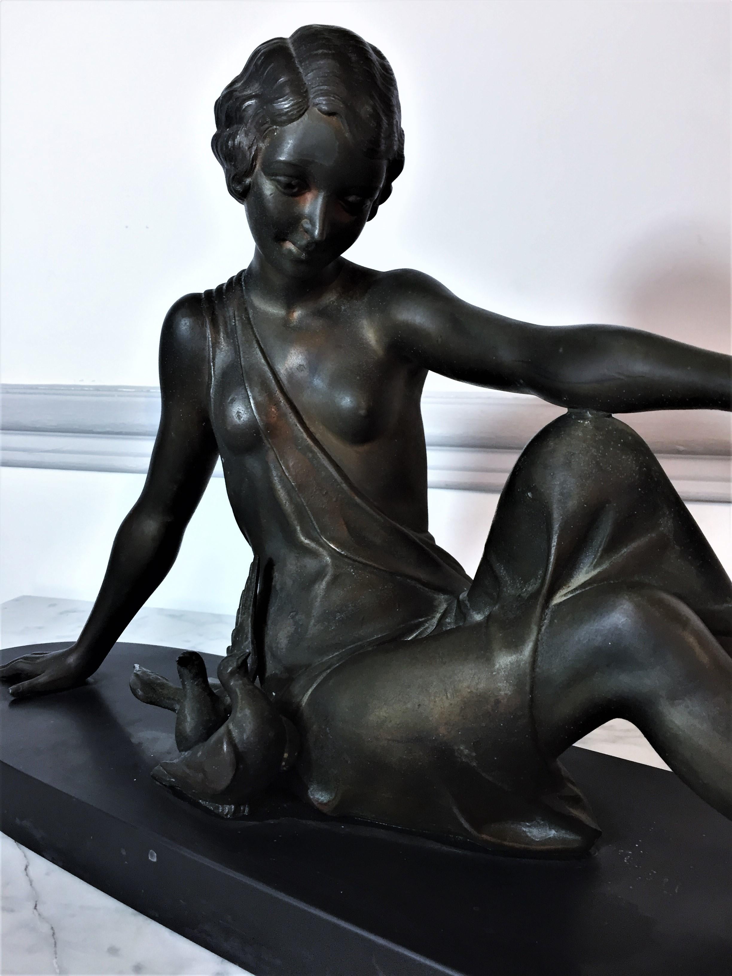 Français Sculpture Art déco « Femme assise avec des colombes » de Godard Armand en vente