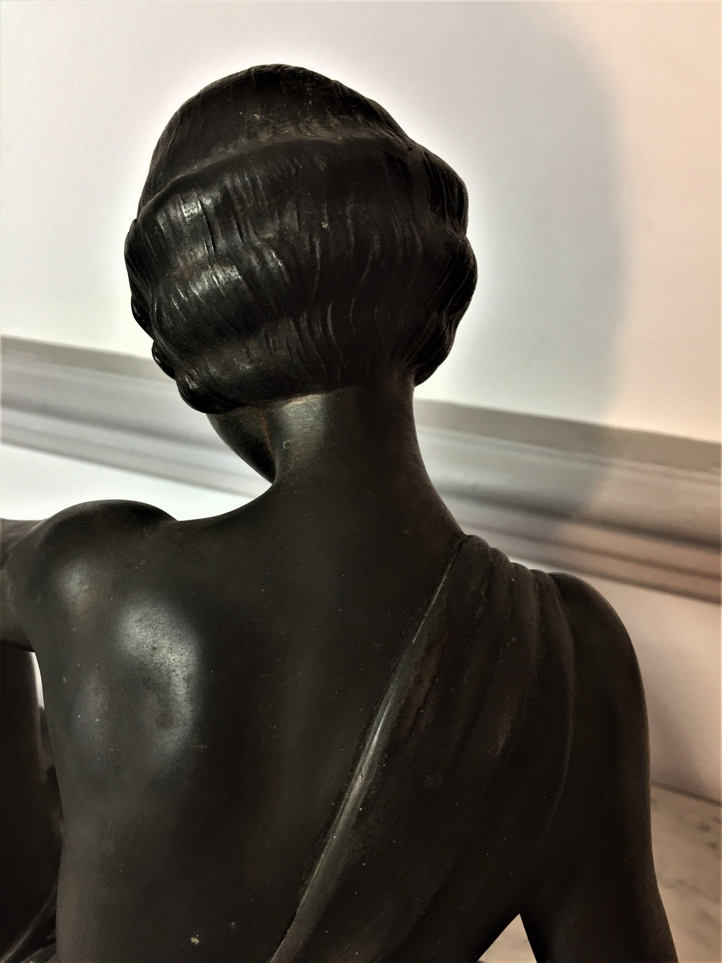 Patiné Sculpture Art déco « Femme assise avec des colombes » de Godard Armand en vente