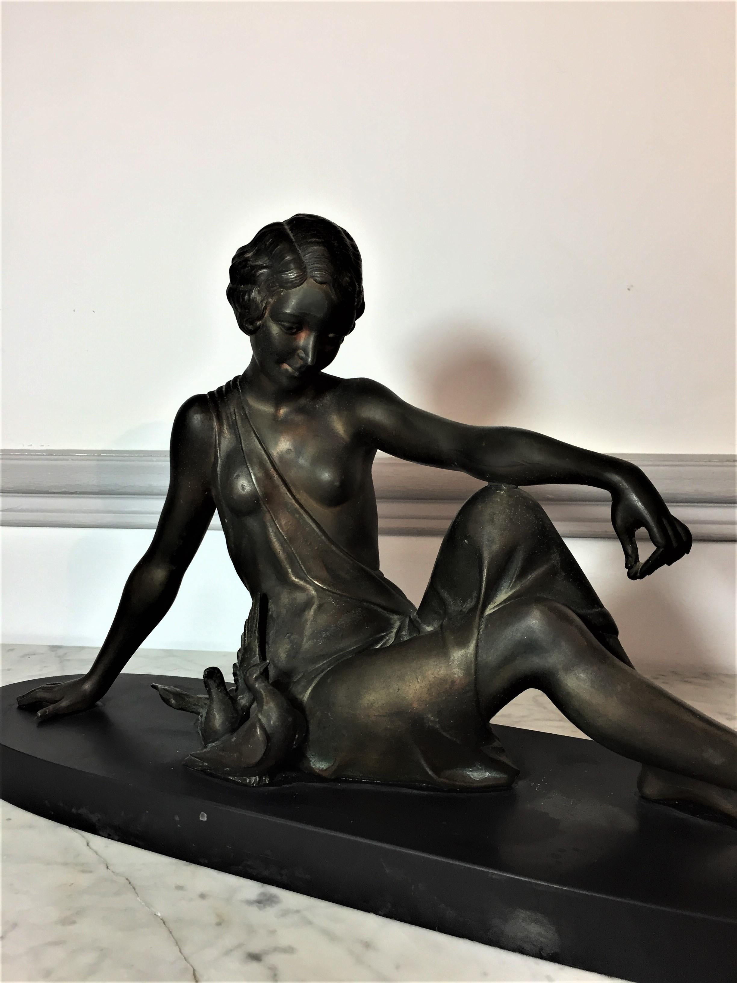 Sculpture Art déco « Femme assise avec des colombes » de Godard Armand Bon état - En vente à Beuzevillette, FR