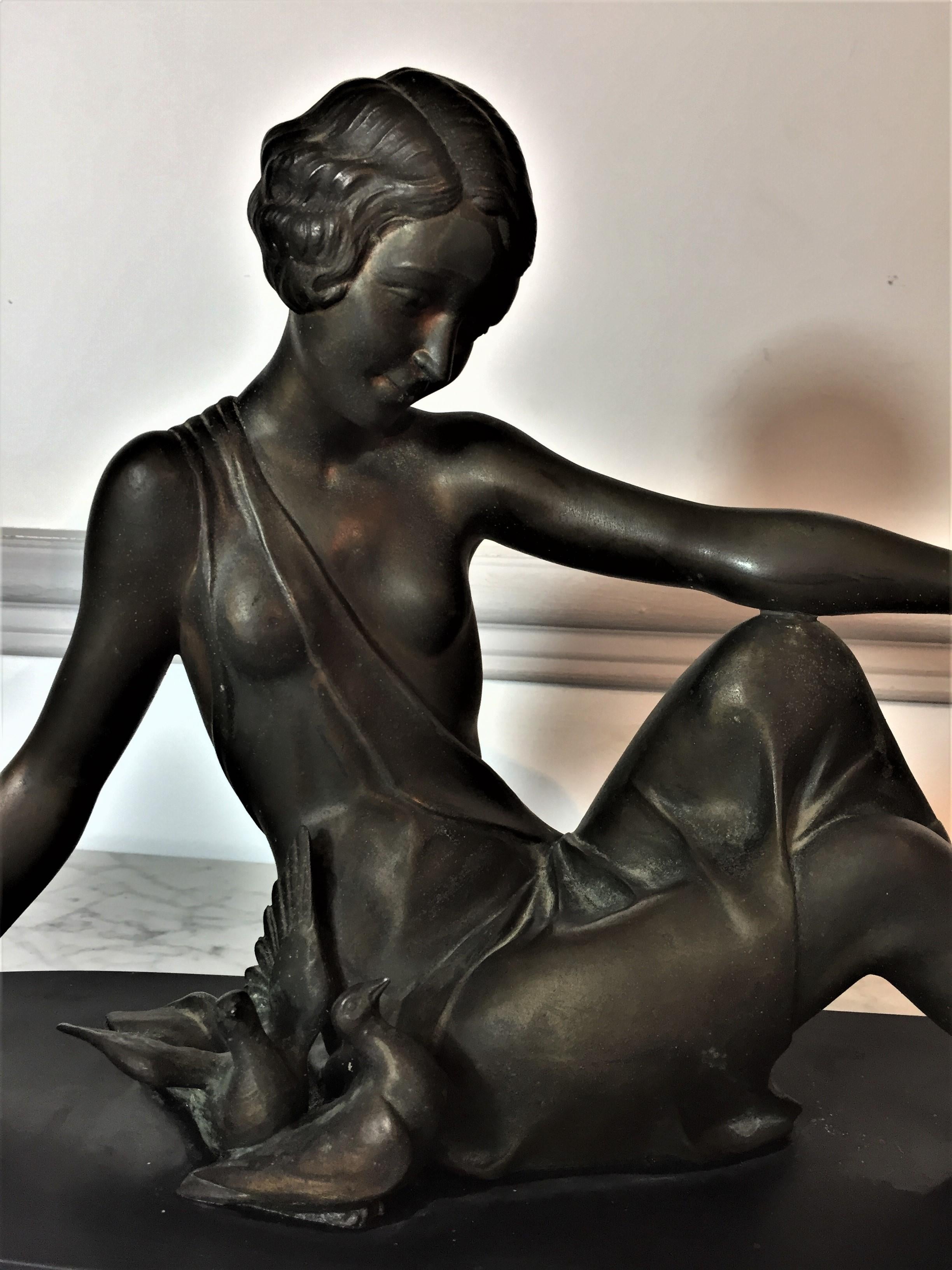 Milieu du XXe siècle Sculpture Art déco « Femme assise avec des colombes » de Godard Armand en vente