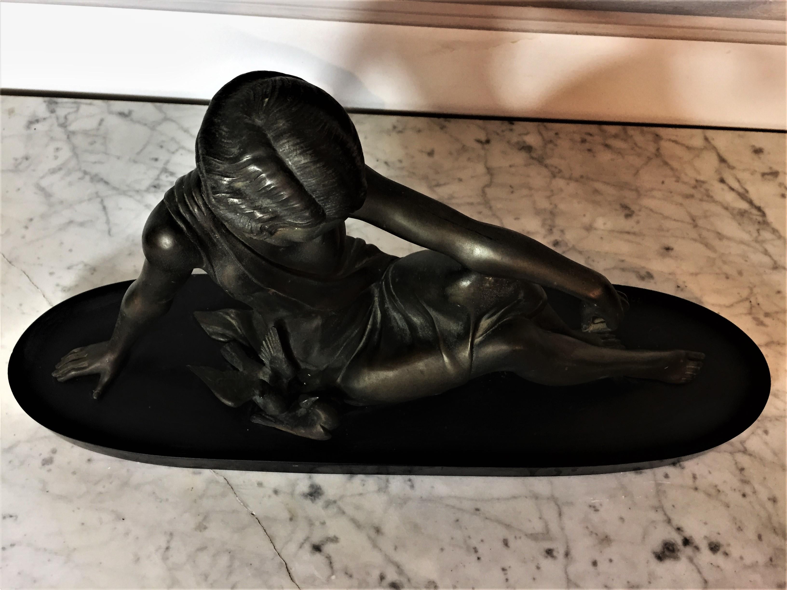 Marbre Sculpture Art déco « Femme assise avec des colombes » de Godard Armand en vente