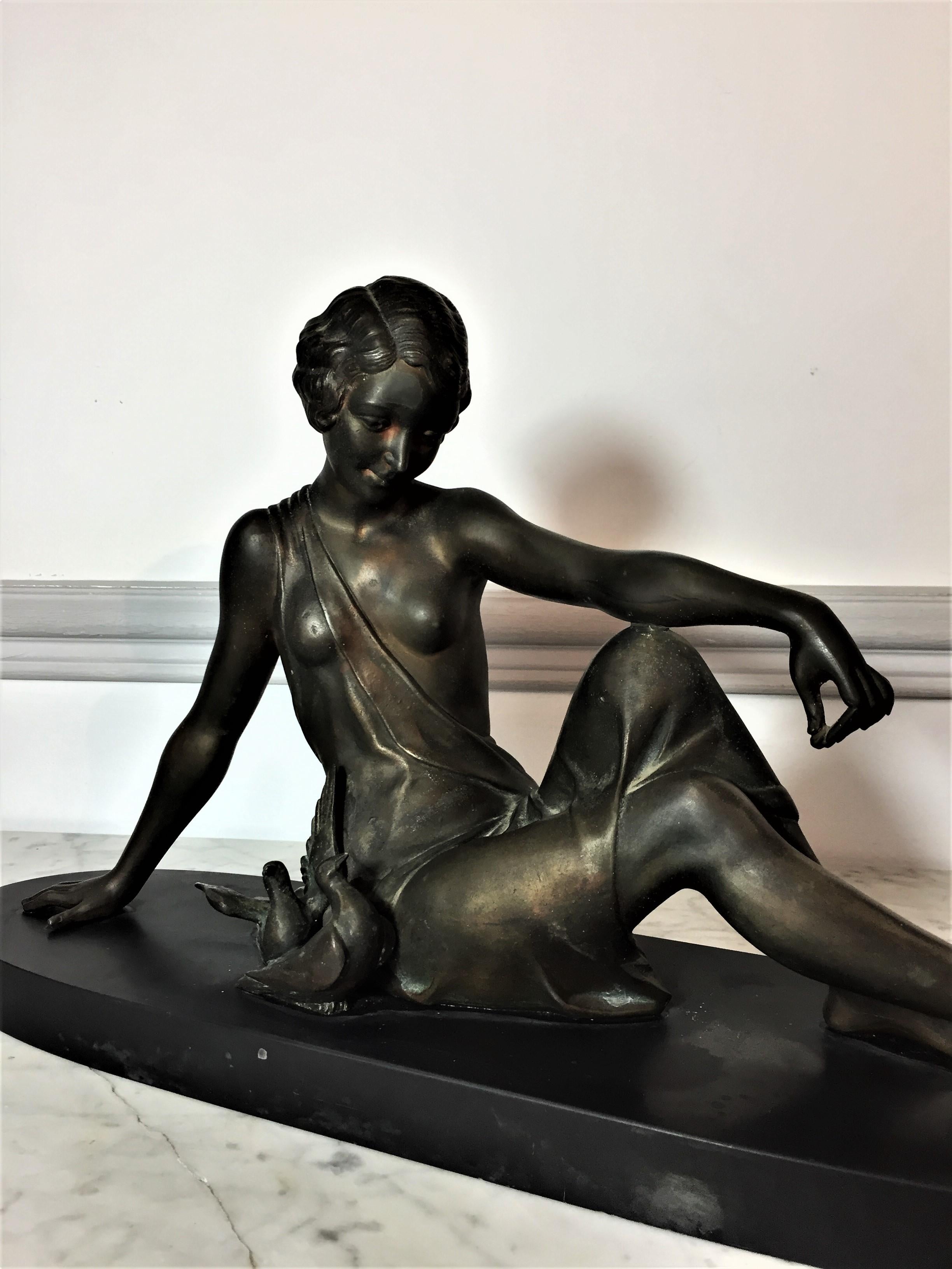 Sculpture Art déco « Femme assise avec des colombes » de Godard Armand en vente 1