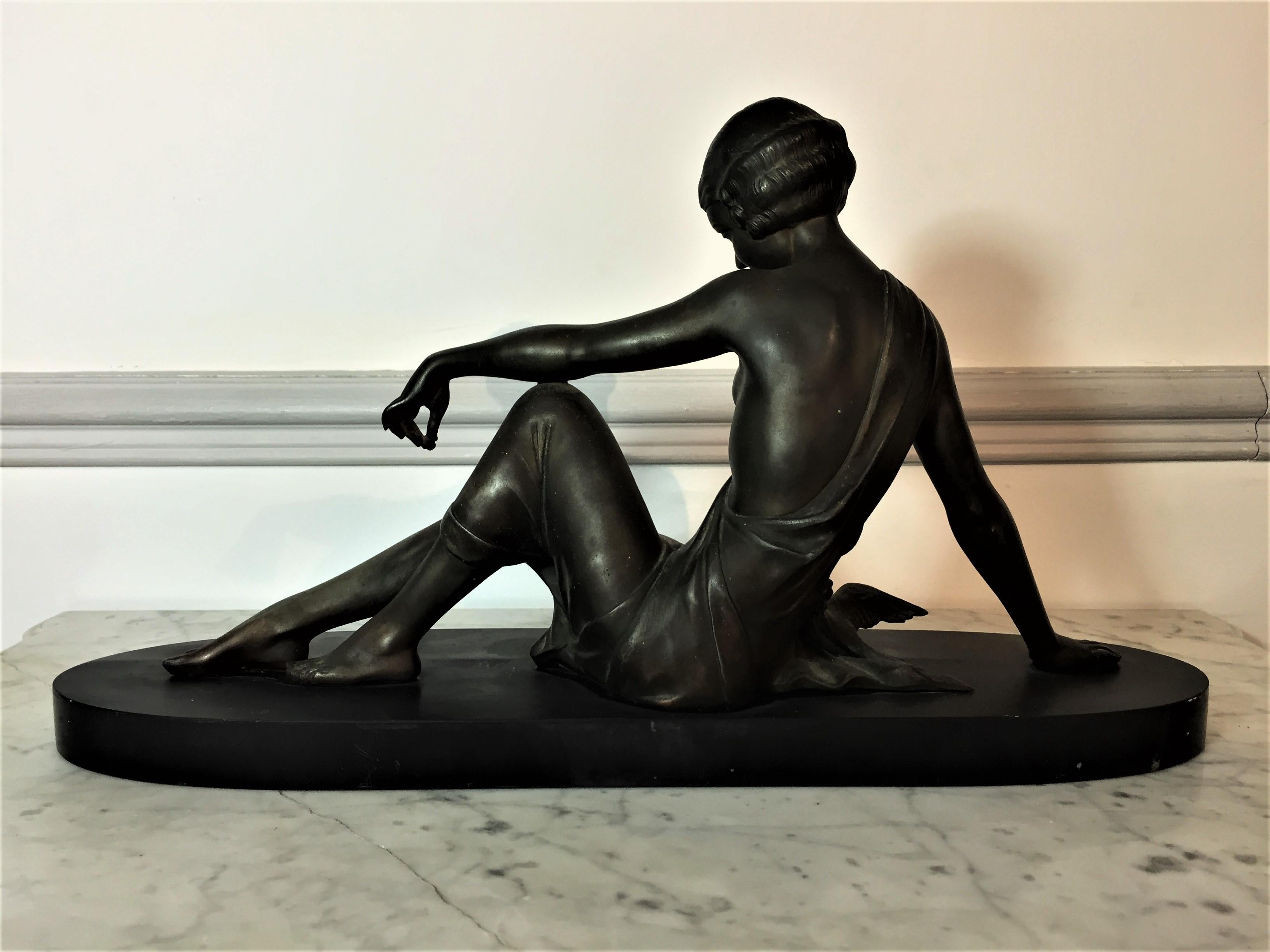 Sculpture Art déco « Femme assise avec des colombes » de Godard Armand en vente 2