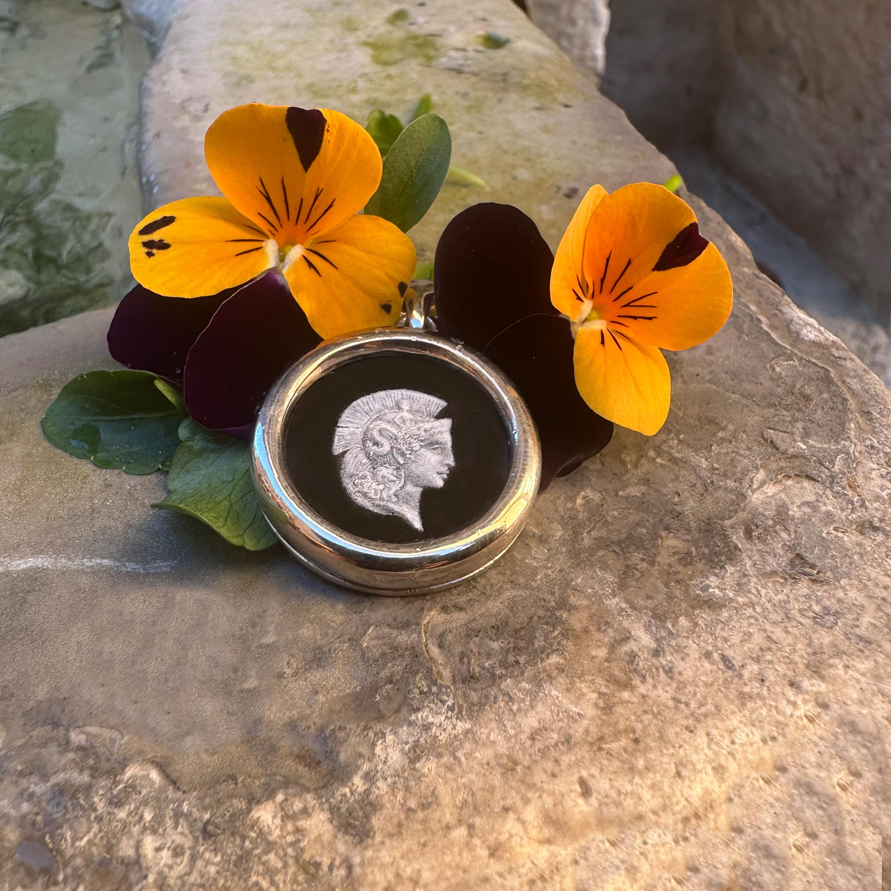 Ciondolo in argento 925 della Dea ATHENA dipinto a mano su onice in vendita 1