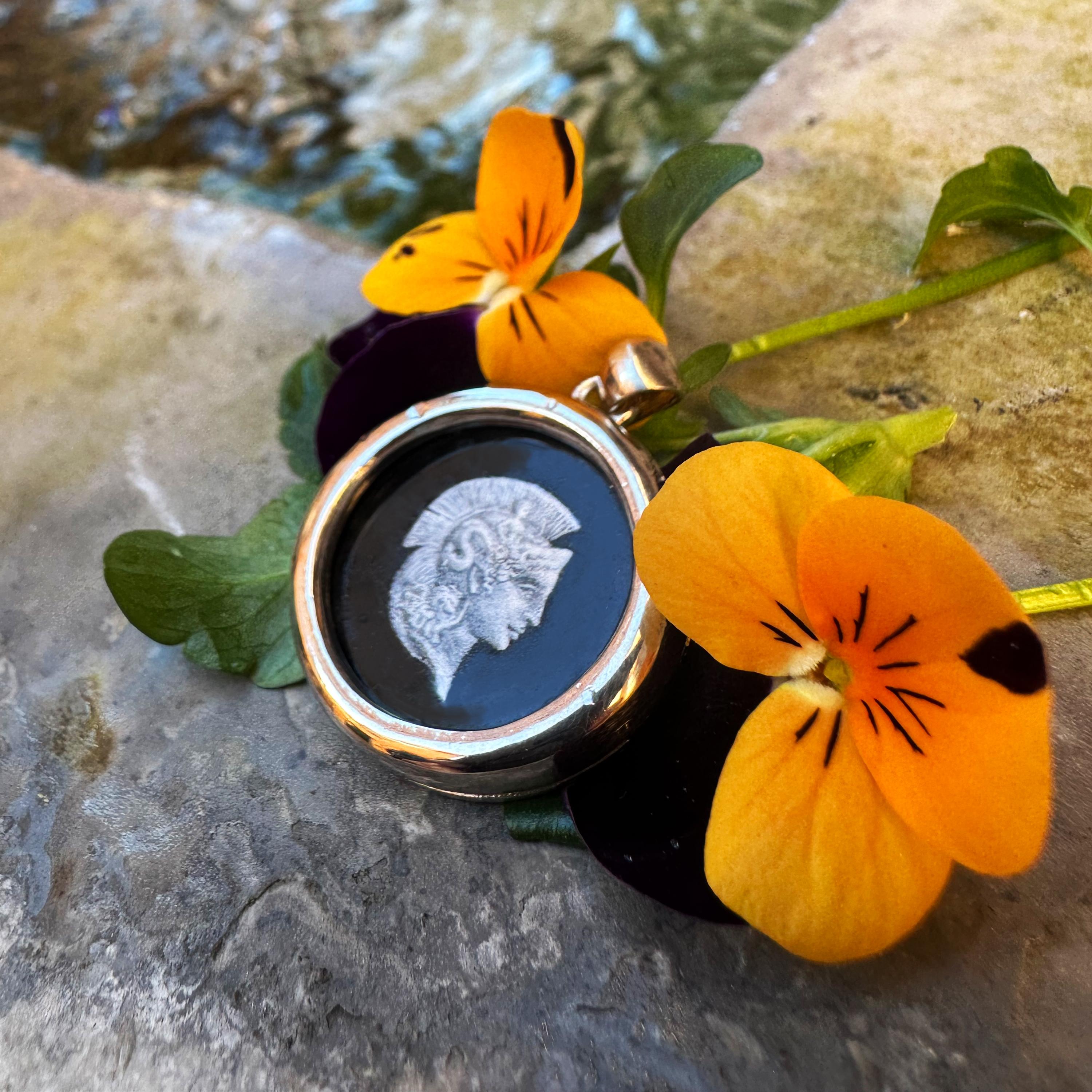 Ciondolo in argento 925 della Dea ATHENA dipinto a mano su onice in vendita 3