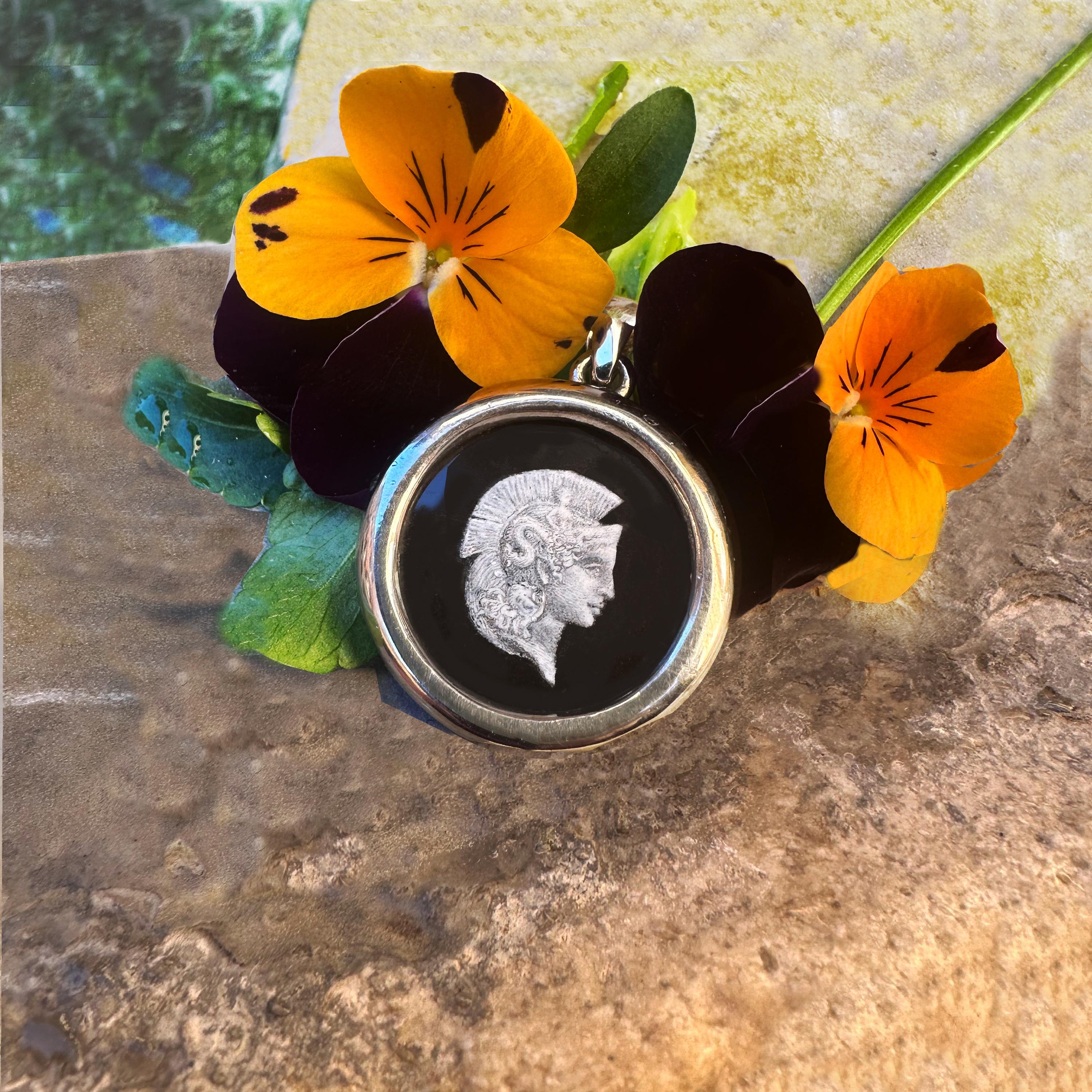 Ciondolo in argento 925 della Dea ATHENA dipinto a mano su onice in vendita