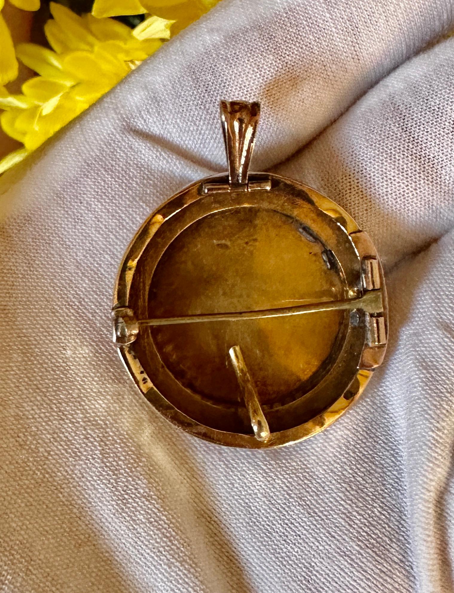 Collier pendentif en émail représentant une déesse en forme de chérubin, style néoclassique étrusque, 18 carats  en vente 4