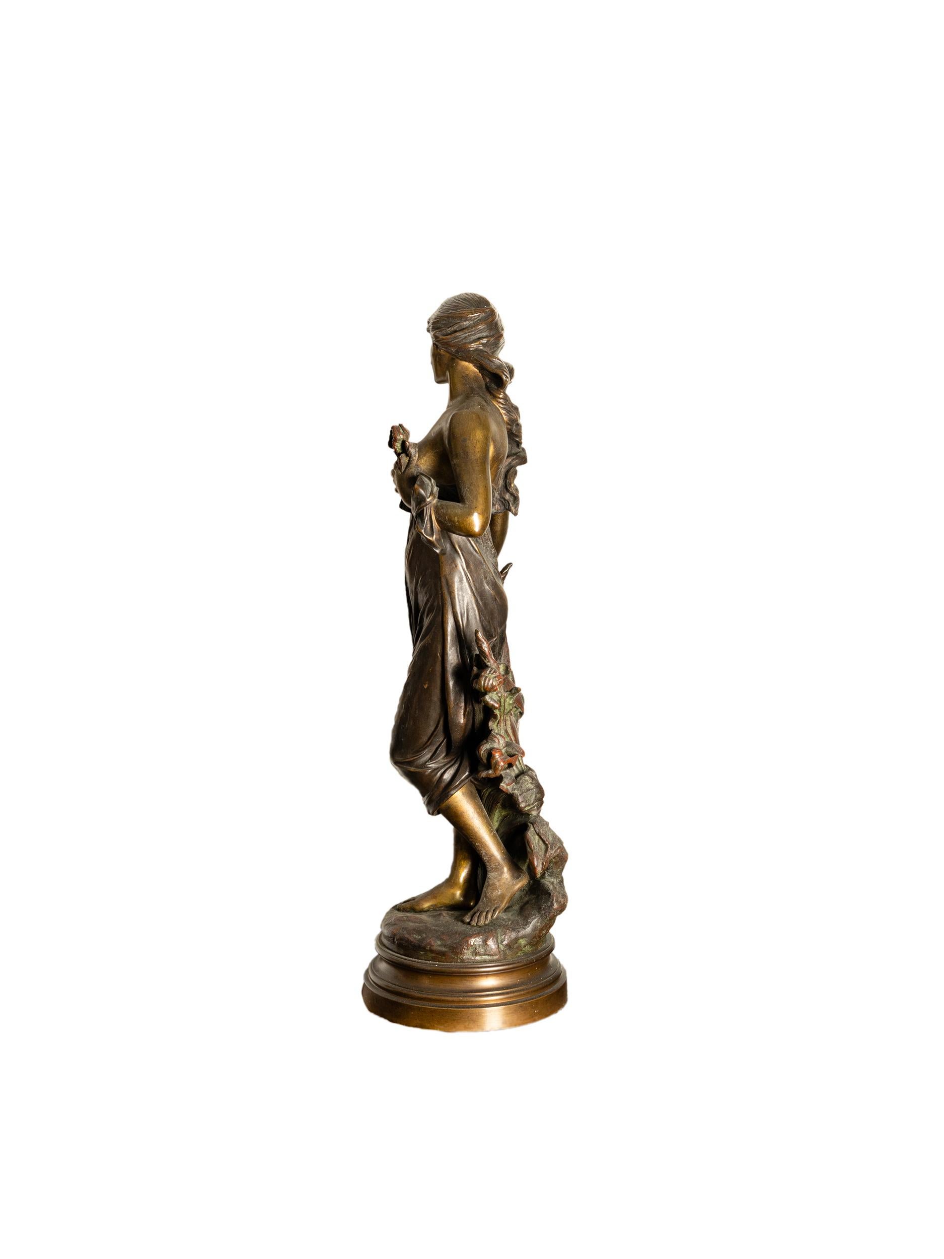 Figurine en bronze patiné de la déesse romaine de la chasse Diane par le grand artiste Edouard Drout.

