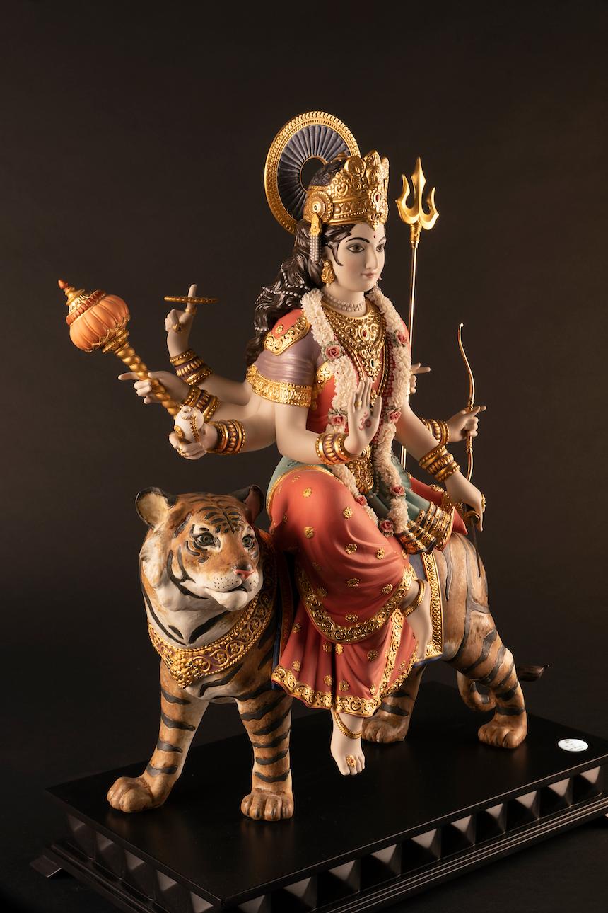 Die Göttin Durga, die als eine der mächtigsten und von den Hindus am meisten verehrten Göttinnen gilt, kommt nun zum ersten Mal in einer majestätischen, limitierten Auflage aus den Werkstätten von Lladró, die den Stempel der Exzellenz aller großen