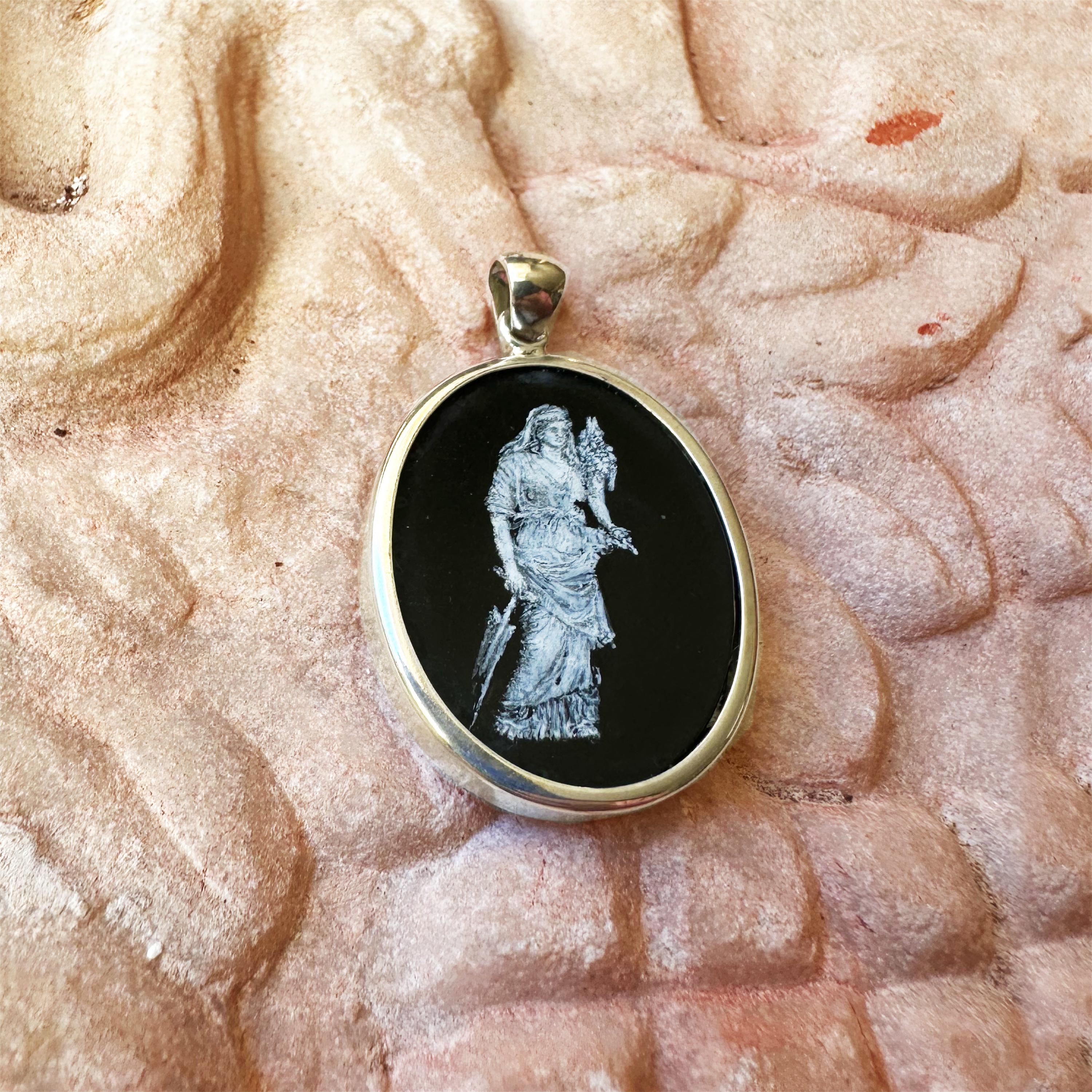 Taglio ovale Ciondolo in argento 925 dipinto a mano su onice della dea FORTUNA in vendita