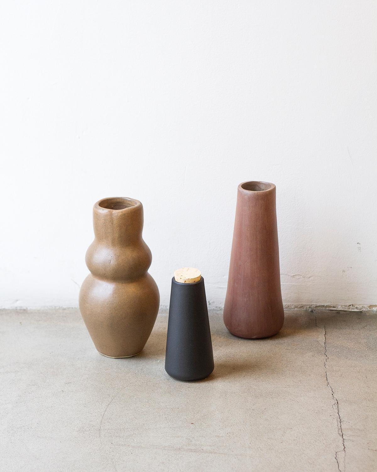 Diese handgefertigte Göttin-Vase aus Ton ist eine perfekte Ergänzung für jedes Heimdekor. Sie ist aus weißem Ton gefertigt und hat ein minimalistisches Design, das sie einzigartig und modern zugleich macht. Die zarte Textur eignet sich perfekt zum