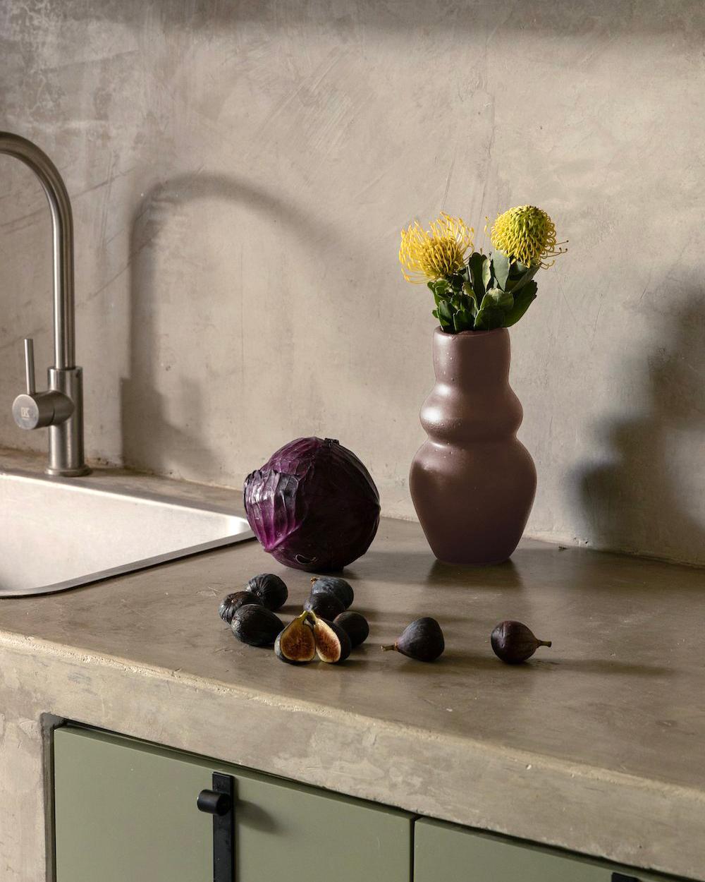 Questo vaso in argilla fatto a mano è un'aggiunta perfetta all'arredamento della casa. È realizzato in argilla bianca con un design minimalista che lo rende unico e moderno. La sua texture delicata è perfetta per disporre fiori e rami ed è un regalo