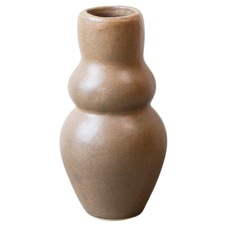Handgefertigte organische moderne Tonvase der Göttin in Taupe