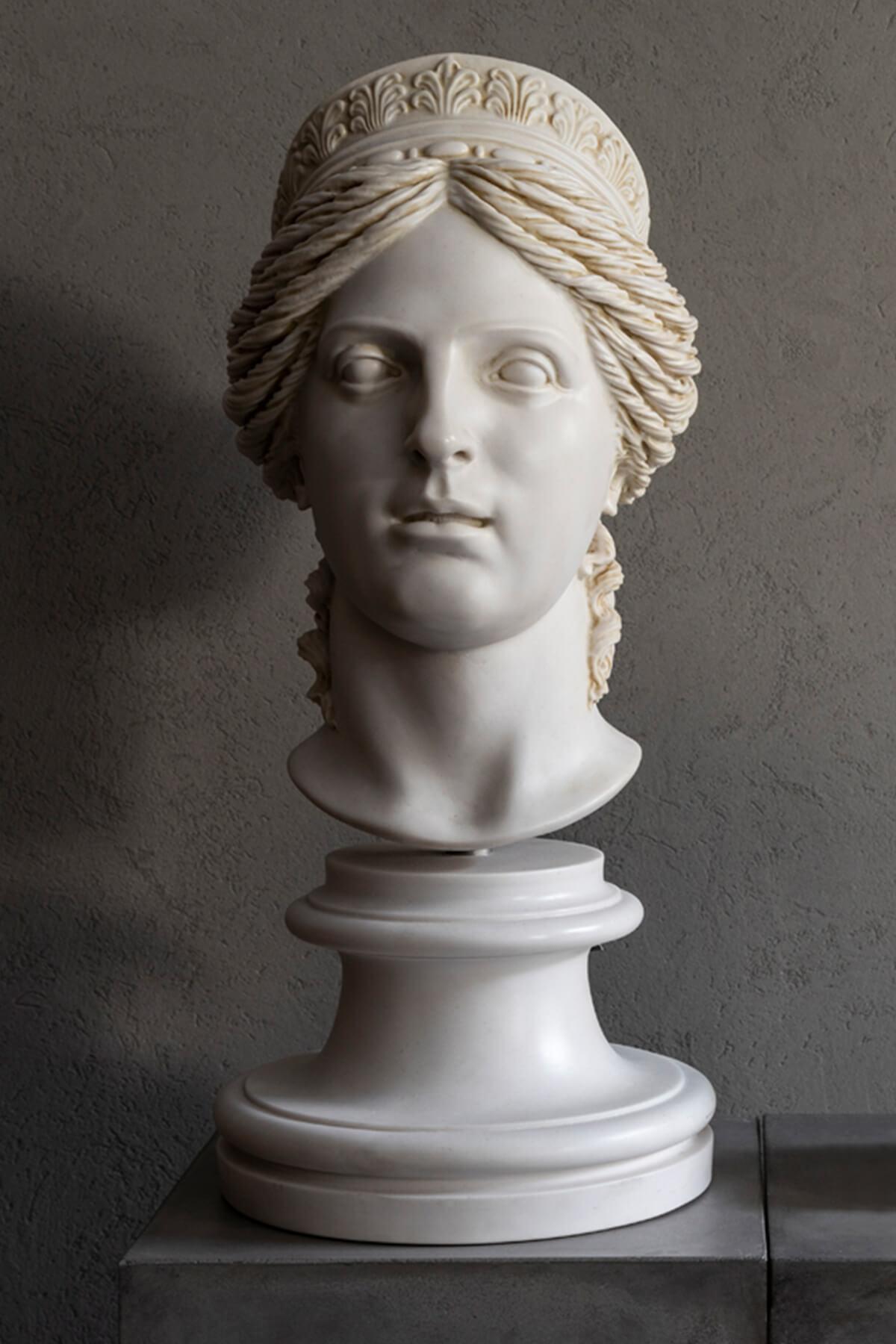 Voici le buste exquis d'Héra, une représentation étonnante de la puissante et belle déesse du mariage, des femmes, de la naissance et de l'abondance dans la mythologie grecque. Cette magnifique sculpture est l'ajout parfait à votre maison ou à votre